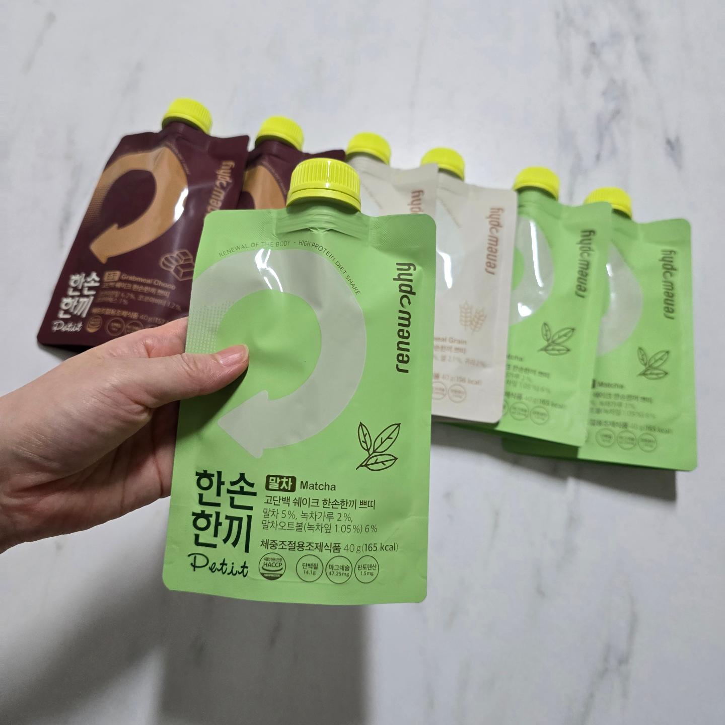 #협찬 
최근에 리뉴파이 한손한끼 쁘띠 제품을 먹고있는데요, 정말 추천드리고 싶어요! 🫡

30대인 제가 체중 관리도 하고, 간편하게 식사 대용으로 사용할 수 있는 단백질 쉐이크를 찾고 있었는데 리뉴파이가 딱이더라구요.

이 제품은 연간 1700만 포를 생산하는 국내 최대 스파우트 파우치 단백질 쉐이크 제조업체에서 직접 만든 제품이라 그런지 퀄리티는 물론이고 맛도 정말 좋았어요. 👍❤️

게다가 가격도 합리적이라 꾸준히 먹기 부담 없더라구요.

특히 이 파우치 형태가 너무 편리해요!
스파우트 파우치라 어디서든 물만 부으면 바로 쉐이크를 만들어 먹을 수 있어요.😺

다른 제품은 눕혀서 보관해야 하는데, 리뉴파이는 스탠딩 파우치라 세워둘 수 있고, 하단 부분 공간도 넉넉해서 뭉침 없이 잘 섞이는 게 진짜 장점이에요.

곡물맛은 단백질 16.5g, 초코맛과 말차맛은 각각 14g이 들어있어서 든든하고, 토핑도 꽤 많이 들어있어 식사 대용으로도 아주 만족스러워요. 

다른 제품보다 토핑 함유량이 많아서 더욱 포만감이 느껴지더라구요.🤗

이번에 CU에도 곡물, 초코맛 쁘띠 버전이 입점됐다고 하니, 이제 가까운 편의점에서도 쉽게 구할 수 있어요!
말차 맛도 새로 출시되었다니 기대돼요~^^❤️❤️
지금 2+1 이벤트 중이라서 쟁여두기 딱 좋은 타이밍이네요!
#한손한끼쁘띠 #단백질쉐이크 #식사대용 #체중조절용조제식품 #다이어트식단 #몸매관리 #제품 #일상