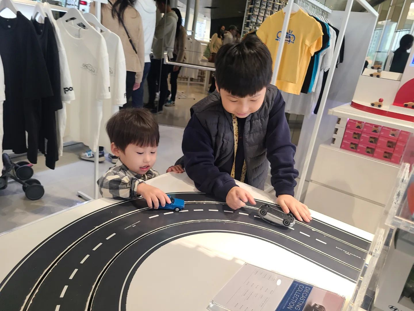 간만에 #현대모터스튜디오
형제샷 찍기 넘 힘든😅
건강하게만 자라주렴🥰
.
.
.
#형제스타그램 #모찌두찌
#주말스타그램 #육아소통