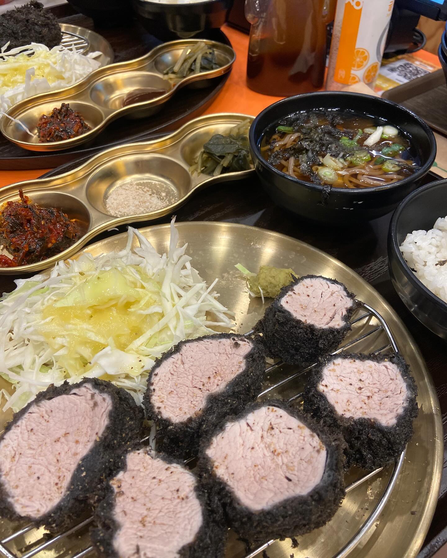 분당 오리역 근처에 위치한 
제주 프리미엄 흑돼지돈까츠 전문점
난돈맛국 🔆 

프리미엄 제주 흑돼지에
오징어먹물을 입혀 만든 
돼지고기계의 에르메스 
난축맛돈 제주흑돼지 돈까스 ‼

한라봉드레싱 듬뿍 올려진 샐러드와
시원한 소바와 함께 즐겨요 

겉바속촉 제대로 
바삭바삭 육즙가득이라
그냥 먹어도 맛있고
와사비, 소금에 
콕 찍어먹으면 더 맛있어요

큼직한 돼지고기 올라간
푸짐한 돼지라면
깊고 진한 돼지사골 국물에 반해버림 😉

✅ 콜레스테롤 억제 오징어 먹물 빵가루 
✅ 한라봉드레싱 감귤귤피소금
✅ ++1 흑돼지 원육 

240시간 숙성냉장고에서 숙성된
제대로된 제주 흑돈까츠
맛볼 수 있는 난돈맛국이에요 👍

💌 난돈맛국 제주 흑돈까츠&소바 분당본점

🏠경기 성남시 분당구 성남대로2번길 6 1층 114호

🕒10:00 - 22:00
라스트오더 21:30 
정기휴무 일요일 

☎ 0507-1442-1011

#분당맛집#용인맛집#오리역맛집#난돈맛국#흑돈까츠#구미역맛집#오리역점심#오리역돈까스#오리역혼밥
