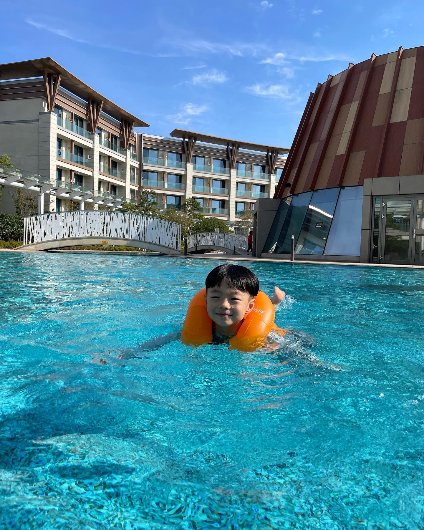 아직 안올린 제주도의 사진들이 한 가득

👦🏻 엄마, 우리 제주도 언제 또 가? 

그러게 우리 언제 또가냐, 엄마도 가고싶다.
벌써 두달 전😭😭😭
김도율은 벌써 제주도가 4번째🤣

.
.
#생후1752일#57개월아기#5살아기#제주도#제주신화월드#제주메리어트#호캉스#제주여행