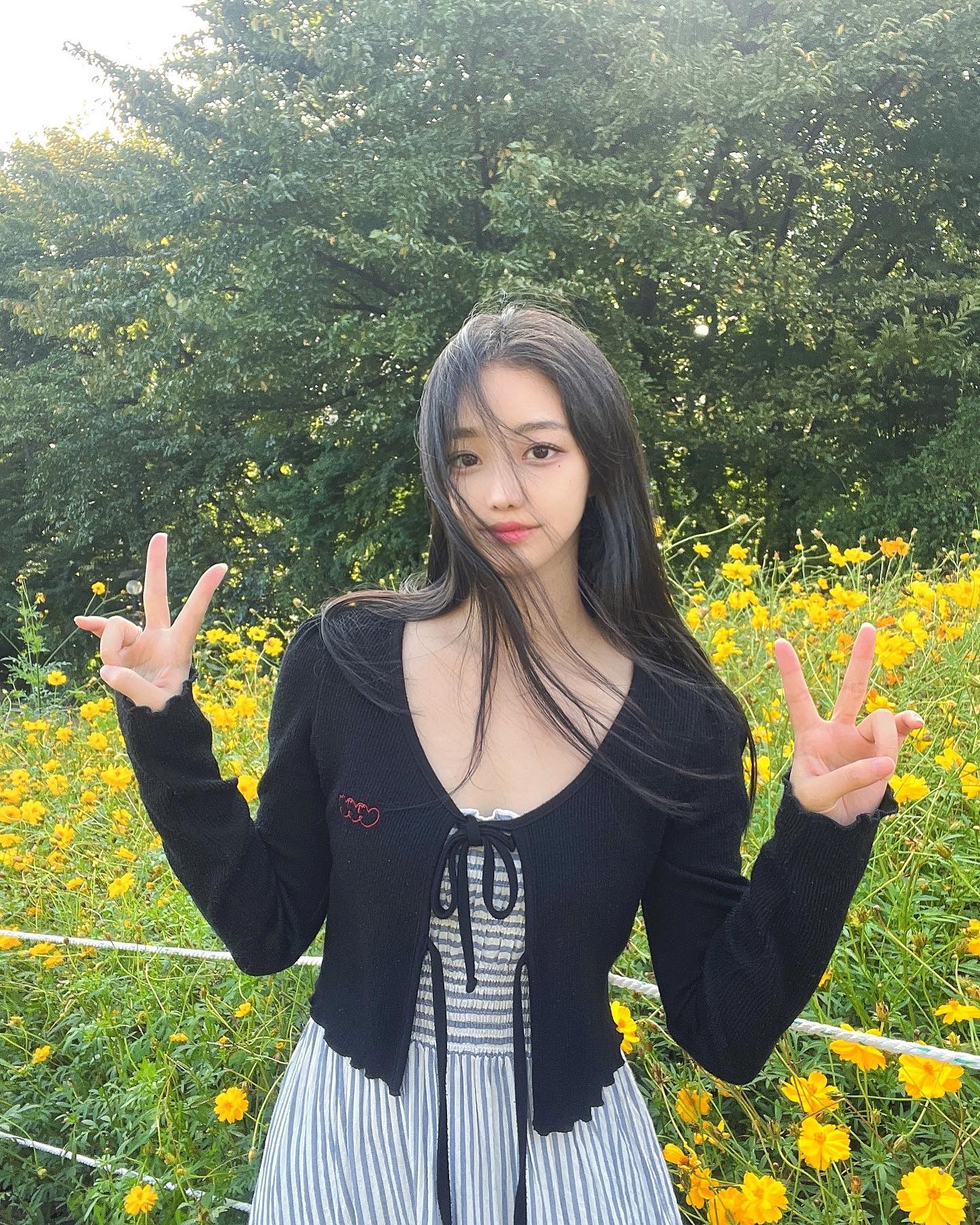 브이 아닌 포즈는 잘 모르는편
#꽃놀이 🌸