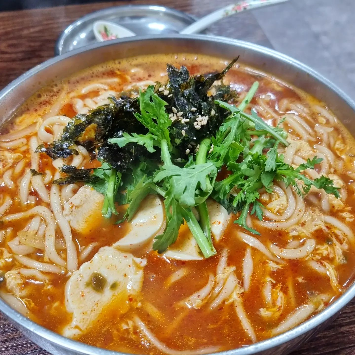 인헌시장에 가면 꼭 먹어야하는 #고가네칼국수
저렴한 가격에 말도 안되는 맛과 양이라구요✨️

얼큰 순두부 칼국수 이거 진짜 미친 음식이에요
칼칼한 국물에 부드러운 순두부 그리고 칼국수까지
감칠맛 터지는 해장템🧡

들깨수제비는 또 을매나 맛있게요
고소하고 짭쪼름한 맛이 침샘 자극 미쳤고
야들야들한 수제비 당장 먹어🥺

두툼한 왕만두는 면요리 필수 콤보니까 
꼭 시켜주기!!!

📍위치
서울 관악구 남부순환로248길 17 1층 고가네칼국수

🕑영업시간
화~일 11:00 ~ 20:00
매주 월요일 휴무

🍜메뉴
얼큰 순두부 칼국수 8,000원
들깨 수제비 9,000원
왕만두 6,000원

#쩝쩝이_관악#낙성대역맛집#낙성대맛집#인헌시장#인헌시장맛집#낙성대역칼국수#샤로수길맛집추천#서울대입구역맛집#칼국수맛집#먹팔맞팔
#먹스타맞팔 #먹팔맞팔환영 #먹팔