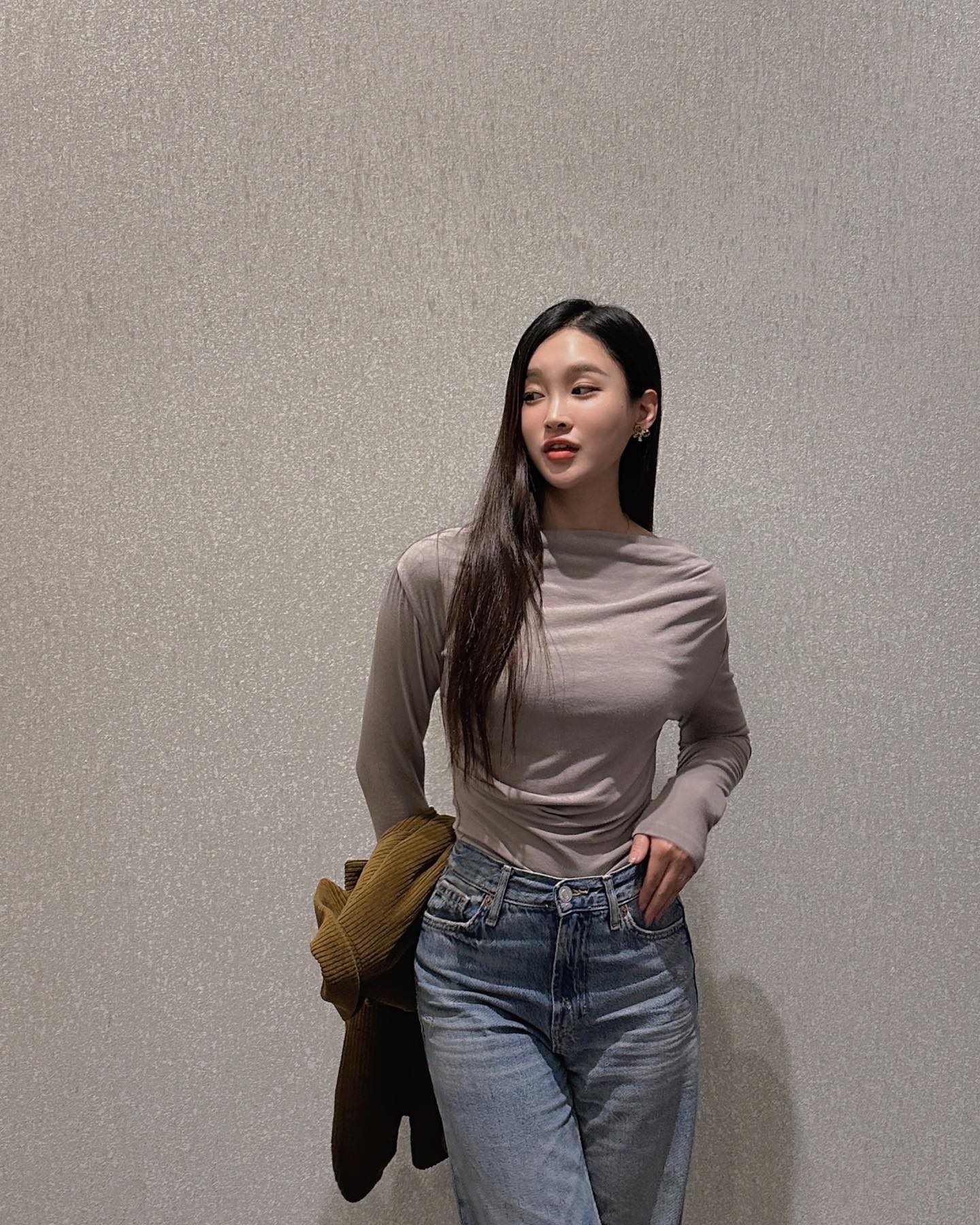 요즘 교복템🍂
보트넥 스타일 별로 안조아하는데, 
요건 넘 맘에듬
.
.
.
camino_seoul #카미노 #보트넥티셔츠 #가을여자옷