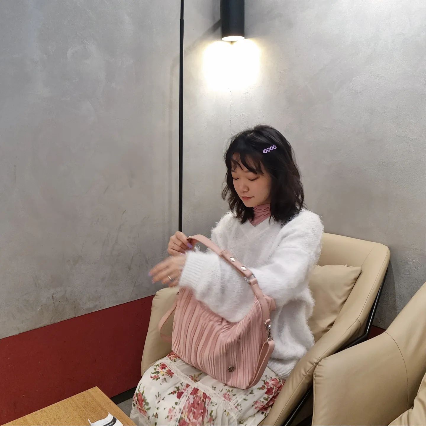 지인에게 선물받은 엘로드 플리츠 숄더백
Elysee Edit1.Pleats Shoulder tote bag

플리츠 재질로 하나만 매줘도 포인트가 되고
디테일한 장식들로 더욱 고급스럽더라구요

내부에 텀블러를 들고 다닐 수 있게끔 
디자인도 되어있고 수납공간 구획도 잘 되어있어서
보부상들에게 정말 강추하는 잇템💗

저는 오늘 핑크색 목티와 플라워패턴의 스커트를 함께
컬러를 맞춰서 부농부농한 느낌으로 함께 연출해봤어요
너무 맘에 들어서 블랙컬러도 겟했는데 그건 다음번에
예쁜 코디로 함께 들고와볼게요💕

#가방추천 #엘로드가방 #보부상가방 #플리츠가방 #숄더백추천