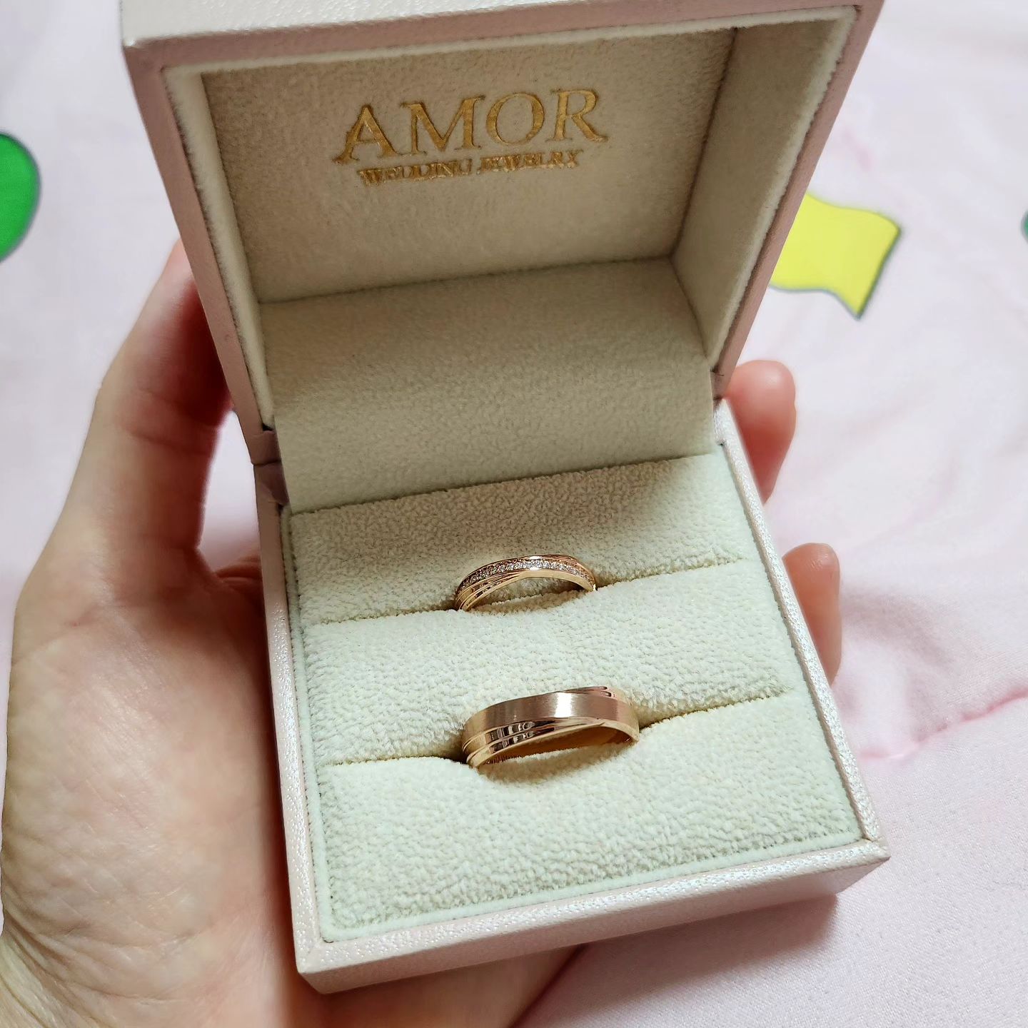 이제야 올리는 #결혼반지 💍
매일 끼고 있는데~ 완전 편하고! 다이아몬드 큐빅 하나도 안빠지고 잘 있다!
지금은 나랑 한 몸이지만.. 곧 출산하면 잠시만 안녕...ㅎ👋👋
(브로치는 양가 어머님 선물 ㅎㅎ 서비스로 득템!!)

👉종로예물로 유명한! 효성주얼리시티 [아모르주얼리]😊
⭐️방문전 지인소개로 네이버예약시 10% 할인‼️ 필요시 DM주세용 :)⭐️

#아모르주얼리 #효성주얼리시티 #종로예물 #종로커플링 #종로다이아반지 #종로커플링 #커플 #반지 #예물 #커플링 #웨딩 #결혼 #종로 #추천 👍