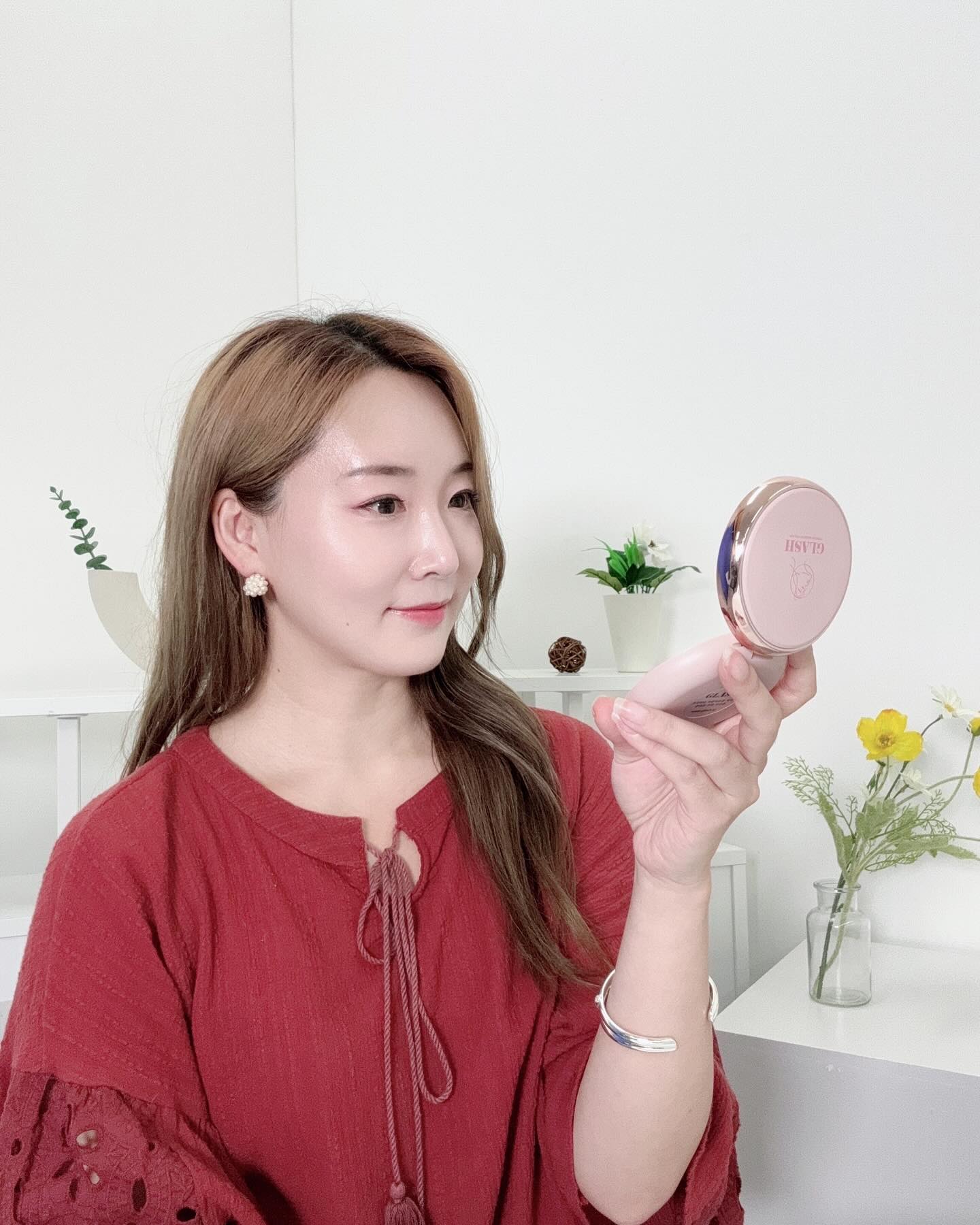 🤍

아직 휴가 못다녀오신 분, 손?

휴가철 사용하면
너무 예쁠 듯한
일명 “아이돌 컬”
애용 중이에요 🧏🏻‍♀️

저는…. 일 복 터져서
행복합니다. 감사한 분들이 많네요.
똥손이지만 ✨착붙속눈썹✨ 덕에
민낯 방송도 무사히 해냈습니다.

속눈썹 영양제도 보내주셔서
매일 바르고 있어요 💕

눈이 또렷해지고 싶은데,
붙이는 건 자신 없는 분들 있으신가요?

💝 이번주 토요일
강서구 스카이아트홀에서 glash_kr 팝업 행사가
열린대요. 궁금하신 분들은 직접 경험해보세요 🧏🏻‍♀️

#노글루속눈썹 #착붙속눈썹GLASH #메이크업팁 #셀프속눈썹 #뷰티팁 #셀프메이크업