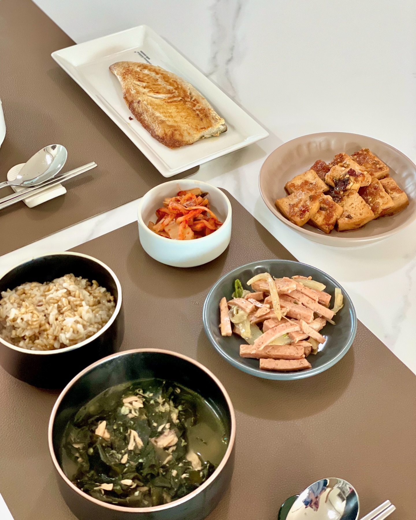 집밥 좋아하는 사람 나야 나✋

반찬 하나하나 만드는거 왜케 재밌는거죠
아직 요리 초보 새댁이라 그런가😂

집에 있는 재료 냉털하기

미역국에 소고기 없이 참치만으로두 지짜 맛있게 만들수있어요
참치캔국물에 불린미역+다진마늘 넣어서 볶아주고
물500ml+간장 넣고 끓여주기만하면 깊은 맛이 나는 마법
제발 참치미역국 드셔보세요🙏

스팸양파볶음 이보다 간단할 수 없다!!
스팸+양파 볶아준후 굴소스+후추 톡톡 
요고 완전 간단한데 은근 중독성 있어요

이번 두부조림은 계란장 하고 남은 간장양념 활용했는데
매콤 달달한 양념이 완전 찰떡이에요🫢
남은 양념으로 또 뭘할지 고민.. 

오늘도 배 빵빵한 하루 보내세요🐷