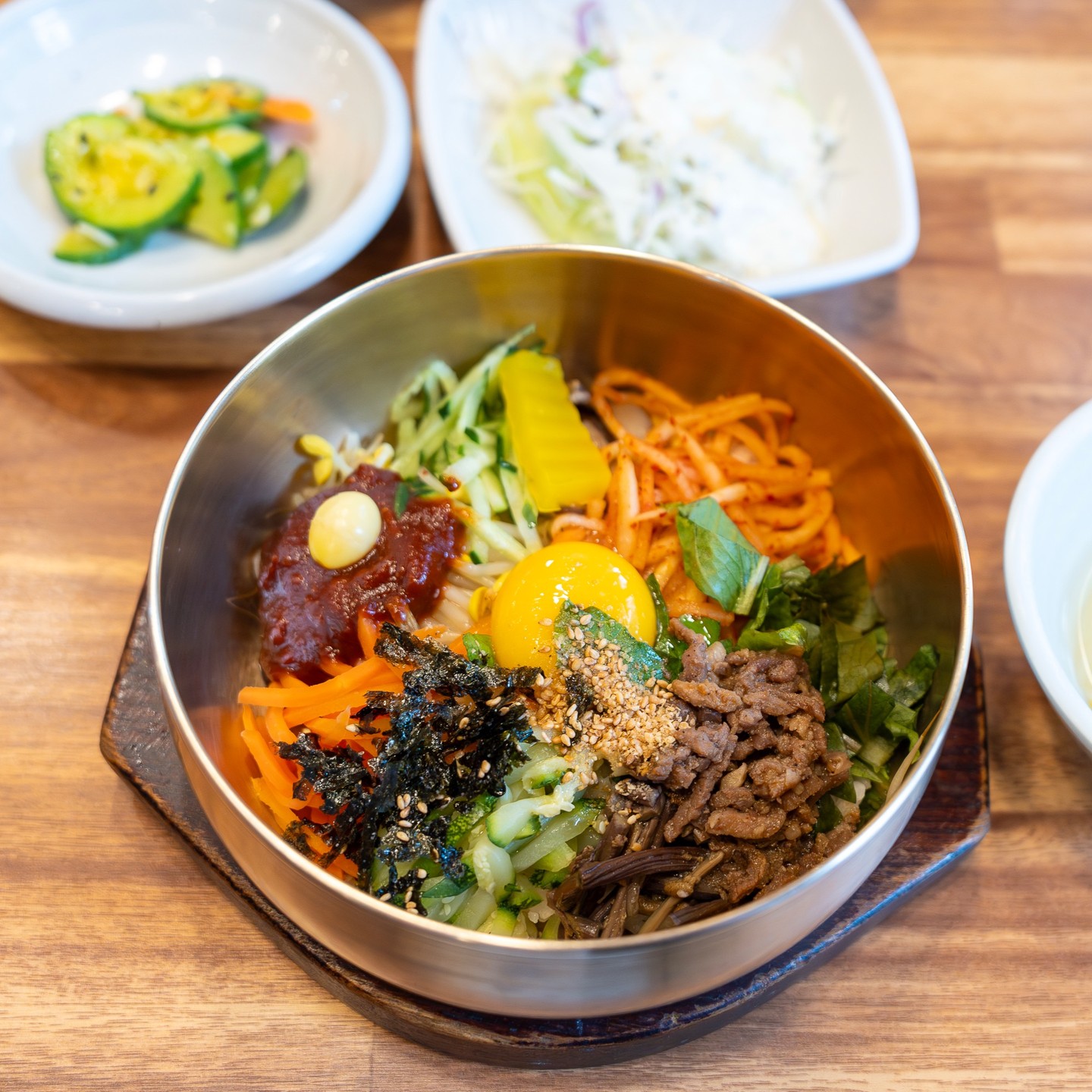 #제작지원 

전라도 여행 하면 역시 빠질 수 없는 먹방!

그만큼 다채롭고 맛있는 음식이 많기로 유명한데

현지인들에게도 유명한 맛집 몇 군데를 소개해볼까해!

#풍남정
✔전북 전주시 완산구 태조로 52
전주 하면 모다? #전주비빔밥 이다!
한옥마을 초입에 있어서 편하게 갈 수 있고 맛깔스러운 비빔밥을 맛볼 수 있어서 좋아

#무등마루떡갈비
✔전북 정읍시 수성로 85-1
담백한 뼈국이 서비스로 나오는 인심 좋은 떡갈비 맛집
반찬부터 메인까지 맛없는게 없어서 현지인들 사이에서도 맛집으로 유명해

#싱그랭이우리밀칼국수 
✔전북 익산시 춘포면 춘포로 331
현지인들도 웨이팅하는 찐맛집
푸짐한 버섯칼국수에 볶음밥까지 먹고나면 건강해진 기분을 느낄 수 있어!

어때? 맛있는 전라북도를 느낄 준비 됐어?

*이 게시물은 전라북도청의 지원을 통해 진행되었습니다.
.
.
#전북특별자치도 #전북특자도 #전라북도 #전북서포터즈 #전북팸투어 #전북가볼만한곳