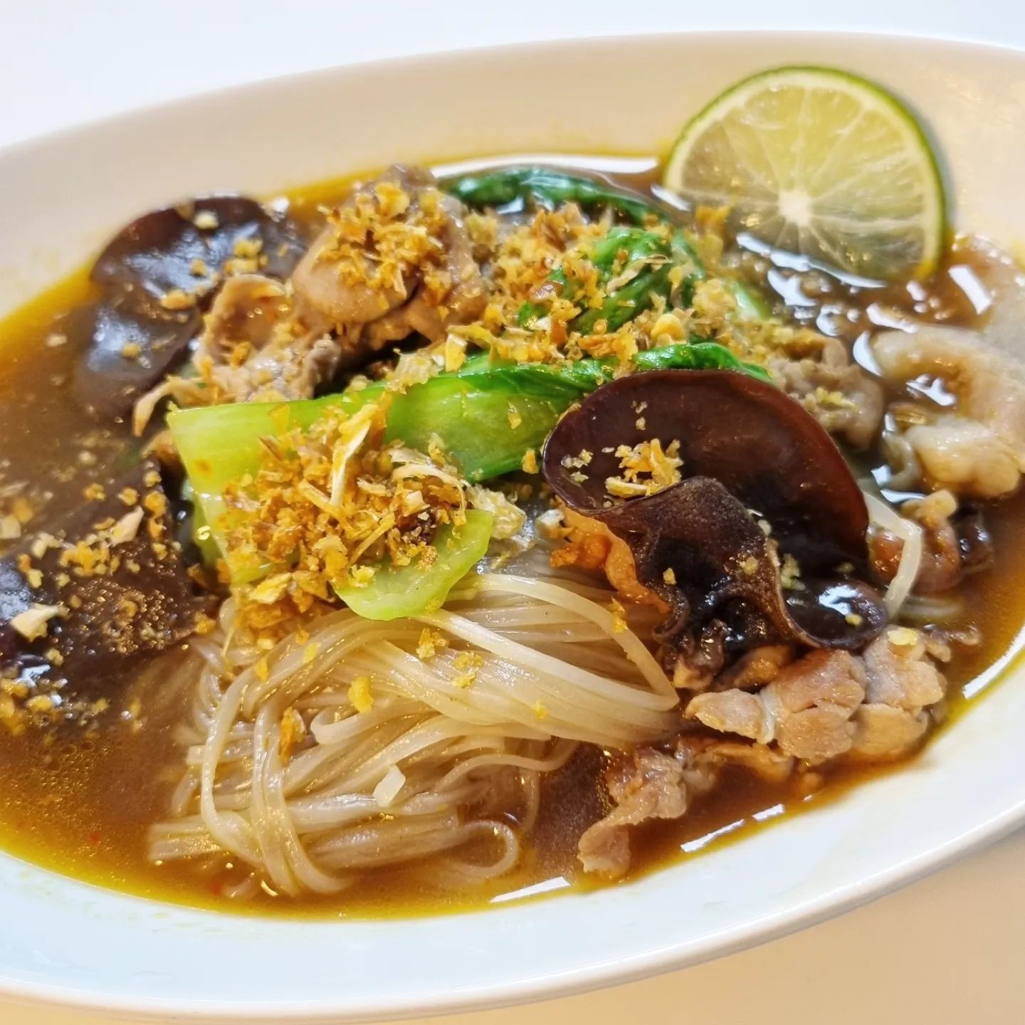 10분만에 동남아 갈사람?🌴🍜 #지금여기동남아

이렇게 구성 알차게 꽉찬 밀키트 보신분?
청경채,목이버섯부터 고기까지 풍성쓰
둘이 먹기 딱 좋은 양❤️‍🔥

제가 시킨 메뉴는 #타이완누들 
한국인 입맛에 딱맞는 칼칼함에 동남아맛 한스푼이랄까? 우육탕면같은 맛도 나서
해장으로도 최고🙊

전 아삭한 숙주로 식감 더하고 라임까지 넣어서 더 맛있게 먹었어요 꼭 이렇게 먹어보기!!

밀키트 말고 바로 동남아를 만나고 싶다면?사장님께선 고려대 앞에서 근처식당이란 곳도 운영하고 계시니 방문 추천드려요✨️

🍜밀키트 가격
타이완 누들 22,800원

📍오프라인 매장 위치
서울 성북구 회기로3길 2

🕑영업시간
매일 11:30 ~ 21:00
라스트오더 20:30

#제품제공 #근처식당#타이완누들#밀키트추천#밀키트 #맛집추천 #고대맛집 #안암맛집 #지금여기동남아 #지금여기동남아밀키트 #먹방스타그램 #먹스타맞팔 #먹팔맞팔 #먹팔