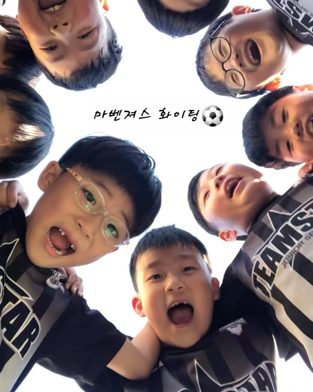 늦장엄마 ㅜㅜ 지지지난 일상
큰아덜 축구다닌지 5개월? 됫나 축구대회함
솔직히 큰 기대없이 경험이니 좋디~ 했는데 이길때마다 욕심이 살짝쿵 생긴 엄마 ㅋㅋㅋ 첫 대회인데 공동3위라니!! 
너무 멋있었다 애들아 🥹 대견하고 뿌듯한 ! 
딸과 막내도 아빠고 엄마도 열심히 응원 하고 마지막 포토존에서 오빠들 사진찍는데 같이 못찍었다고 입대빨나온....ㅋ.ㅋ
울아들램은 아직은 소질보단 좋아하니 ㅋㅋㅋ 열심히 해보자아~~
마밴저스 빠샤!!!! 
.
.
#팀스타 #츅구대회 #초딩아들 #축구교실 
.
.
#23번 #신서율 #아들들 #딸 #신남매 #육아 #일상