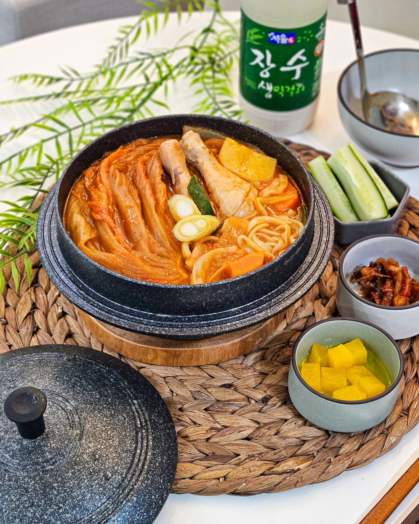 #협찬 #닭한마리장칼국수

비오는 주말 칼칼한 칼국수가 땡겨서 
하림 닭한마리 장칼국수 밀키트로 장칼국수 만들어먹었어요.

닭한마리가 통째로들어가는데, 저는 유독 김치가땡겨서
집에 묵은지 한포기넣어만들었더니 술을 참을수없어...
바로 편의점 가서 막걸리 한통 사왔어요🙂
닭육수로 장칼국수 국물을 내니 국물 감칠맛이 정말 미쳤고요,
면도 쫄깃쫄깃 너무 맛있답니다 😍😍

막걸리못참아

✔️100%국내산 닭고기
✔️얼큰한 맛을내는 양념장 동봉
✔️손질채소와 칼국수면이 들어있는 밀키트
✔️간편조리

#하림 #역시하림  #계모임체험단 #하림닭한마리장칼국수 #닭한마리장칼국수 #닭한마리장칼국수밀키트 #장칼국수 #레시피 #레시피소개 #황금레시피 #칼국수레시피  #장칼국수레시피