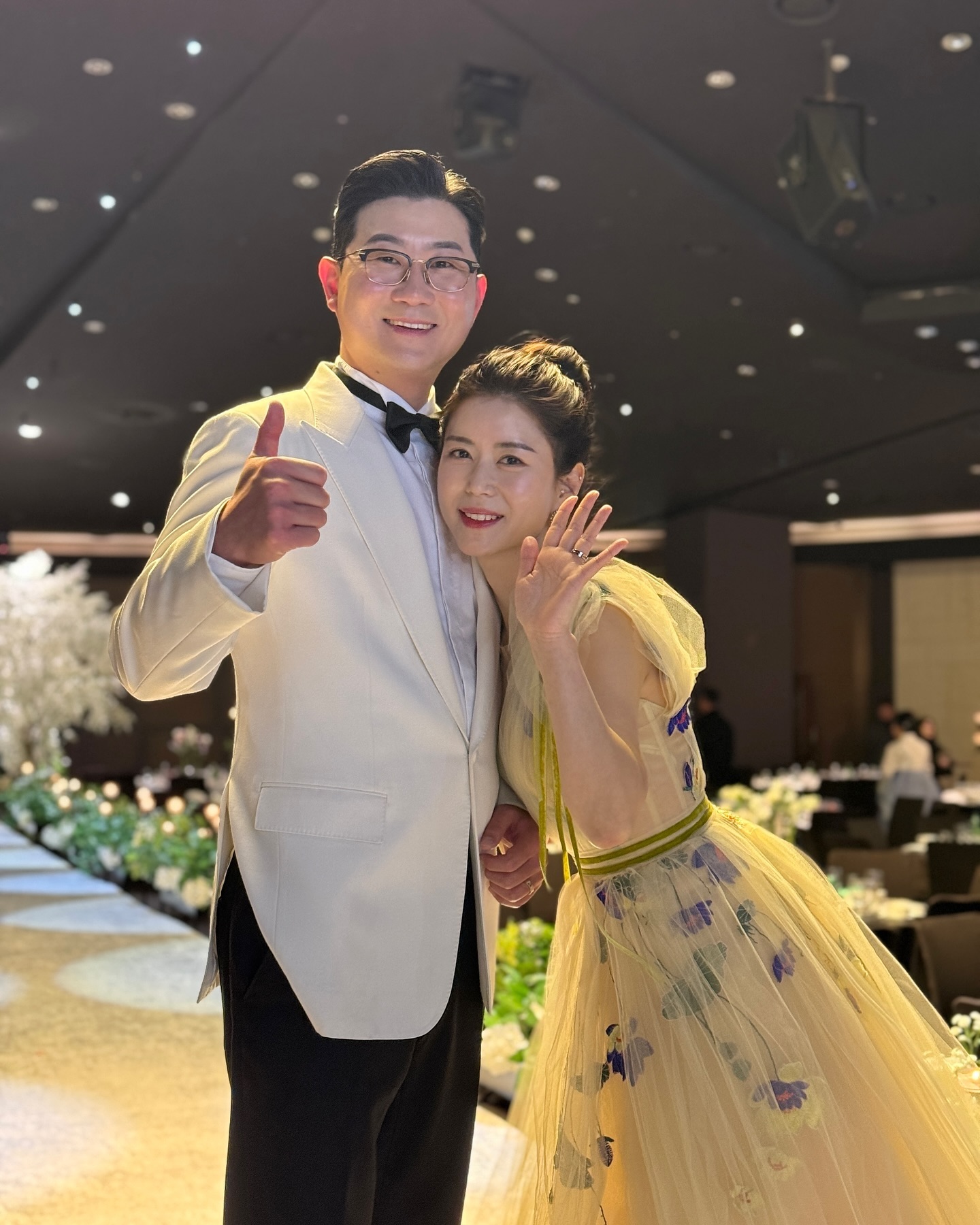 귀한 시간 내어 저희의 결혼식에 참석해 주신 분들 너무나 감사합니다 🤵🏻👰🏻‍♀️

저희 둘에게뿐만 아니라 함께해 주신 모든 분들께 잊지 못할 시간이 되길 바라는 마음으로 하나하나 신경 써 준비했어요
즐거우셨길 바라요 🫶🏻

울까 봐 걱정이 태산이었는데 괜한 걱정했어요
즐기다 보니 결혼한 거 믿기지도 않고
시간이 후딱 간 거 있죠 🤣
(친구들이 정지인 생파 다녀온 기분이라고 표현할 정도)

감사합니다! 덕분에 무사히 결혼했어요
