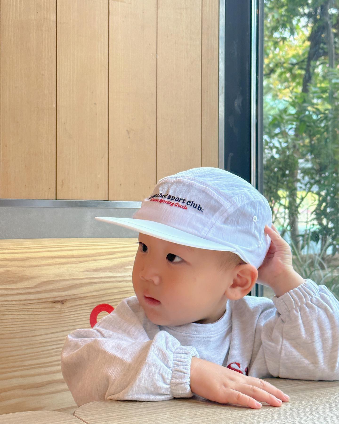 ⠀
오늘 노노 엉아미 기록🤍
⠀
이제 우산을 혼자 들고 걷는다..
북패드 배터리가 없어서 화면이 어두워지니까 충전기를 찾아서 꽂으려는 시도를한다..
새삼 많이 컸구나 너🥹

#아들맘 #아들패션 #아들육아 #아들옷 #아들룩