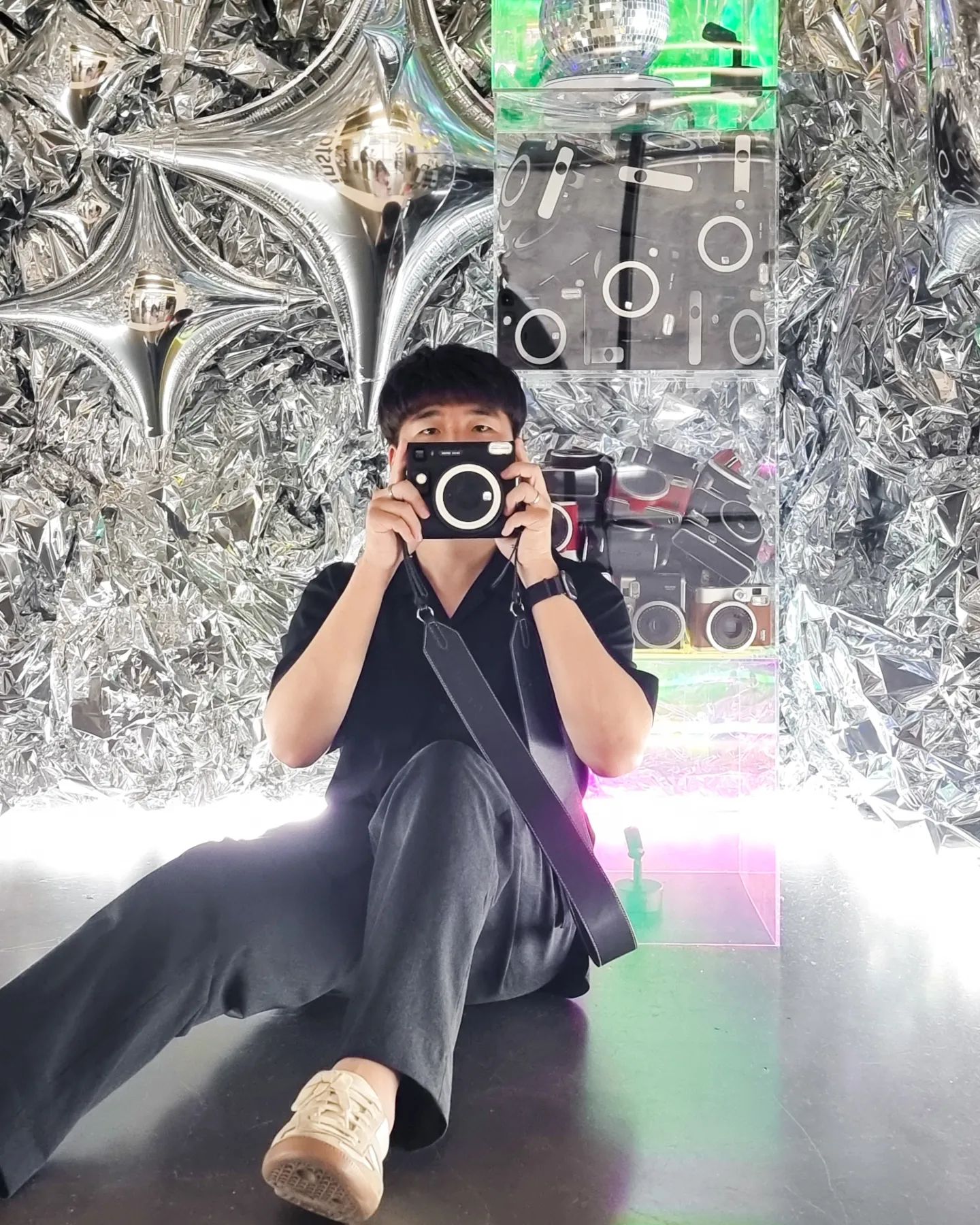 X 인스탁스 instax_korea #광고
⠀

안녕하세요 #인스탁스크루 #병알커플 입니다🫶🏻

이번 주말 어디 갈까 고민중인 분들 주목🔥🔥🔥
핫플 성수에 #인스탁스팝업스토어 가 열렸습니다 !!
7월 18일까지만 진행되기 때문에 이번 #주말데이트 장소로 완전 딱이더라구요👩🏻‍❤️‍👨🏻

#Capture_the_True_you 라는 캐치프레이즈로 열린 이번 팝업스토어는
방문만 해도 무료로 2장의 나만의 화보 촬영본을 받아볼 수 있는데요
직원분이 #SQ40 으로 직접 찍어주시는 포토존 2개과
핸드폰 등으로 자유롭게 촬영이 가능한 포토존  2개, 이렇게 총 4개가 있습니다
모든 포토존에서 #인스탁스 의 신제품인 SQ40을 소품으로 사용할 수도 있어요

현장에 가 보면 사람이 많다는 생각이 들 수 있는데
직원분이 찍어주시는 포토존(3, 4번째 사진)은 오히려 금방금방 줄어들구요
자유롭게 찍을 수 있는 포토존(1. 2번째 사진)이 훨씬 오래 걸리더라구요😫
(뒷사람을 위해 빨리빨리 찍고 비켜줍시다 즈블,,,,)
촬영하고 받은 #스퀘어필름 은 My moodboard라는 종이에 끼워
당일의 컨셉과 무드도 기록할 수 있답니당🌌

⠀
✨️EVENT✨️

1. 나의 무드보드를 인스타그램 스토리에 업로드하면 럭키드로우 뽑기 1회 가능
  뽑기 상품 : 스티커세트, SQ40 2매 촬영권, SQ40 부채

2. 후기를 인스타그램 피드에 업로드하면 추첨을 통해 #인스탁스SQ40 증정
  #인스탁스 #SQ40 #인스탁스SQ40 #인스탁스팝업 해시태그 필수

**2가지 이벤트 모두 인스탁스 공식계정 팔로우 / 언급 필수
⠀

요새 비도 오고 습하고 덥고 난리인데🥵
시원한 인스탁스 팝업스토어에서 나만의 화보를 남겨보고
SQ40 추첨의 주인공이 되어보시길 추천드립니다🖤🤍🖤🤍

⠀
📌 인스탁스 팝업 스토어

▫️무신사 테라스 성수 : 서울 성동구 아차산로 104 3F

▫️23년 7월 5일 ~ 7월 18일까지 진행

▫️신제품 SQ40으로 나만의 무드를 나타내는 화보 촬영

▫️4가지의 다채로운 포토존 완비
⠀