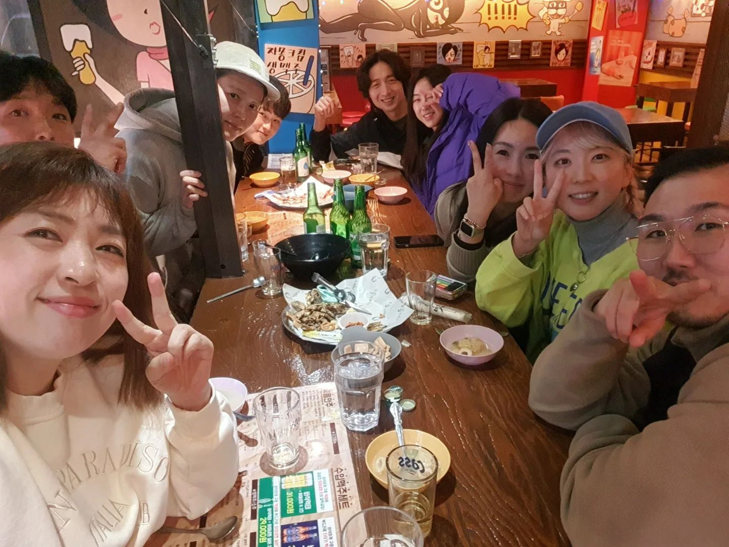 어제  회식 😍😍

오늘은 같이 해장 💙

크록스 털안감  신기해서 주문해봤는데 못끼우고 며칠 지내다가 짐브로들고갔는데 끼워주시는 우리 회원동생님들~~ ॣ•͈з•͈ ॣ

큐티고니는 그대들을 애정해여~~ㅎㅎㅎ