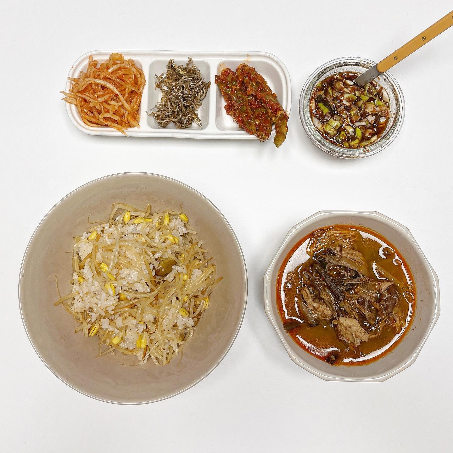어제 예랑이 저녁 🍴

➜ 콩나물밥 , 닭개장 ❤︎

예랑이가 닭개장을 먹고싶다고 해서
닭 한마리 사서 살만 잘 바르고 
닭개장 한솥끓여써요 🤭 
새로운 요리를 하게 만드는 예랑이..^^; 
그래두 당분간 국은 걱정안해도 되서 넘 쪼아요 ! 
콩나물밥에 간장양념 삭 비벼먹으면 꿀맛🤤
오늘 저녁도 한그릇 뚝딱 !! 해버렸네용 💗

#오늘의집밥 #남편밥상 #콩나물밥 #닭개장 #집밥 #집밥기록 #저녁 #오늘뭐먹지 #먹팔 #소통 #홈쿡 #일상 #맛스타그램 #먹스타그램 #신혼부부 #예비부부 #댓글