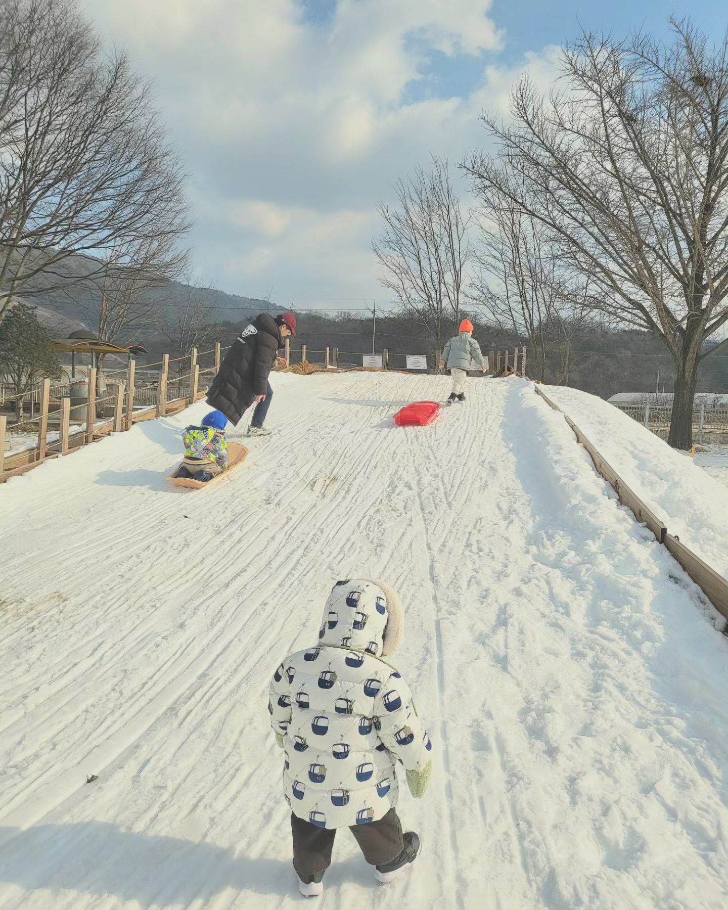 오래만에 하윤이랑 불태웠다..
이번 겨울방학 불태우겠어ㅋㅋㅋㅋㅋㅋ
#대전#청주#유치원#겨울방학#눈썰매#아이들#더플레이그라운드 #도서관#키즈카페#불멍#마시멜로#아둘맘#딸둘맘#힘#♡