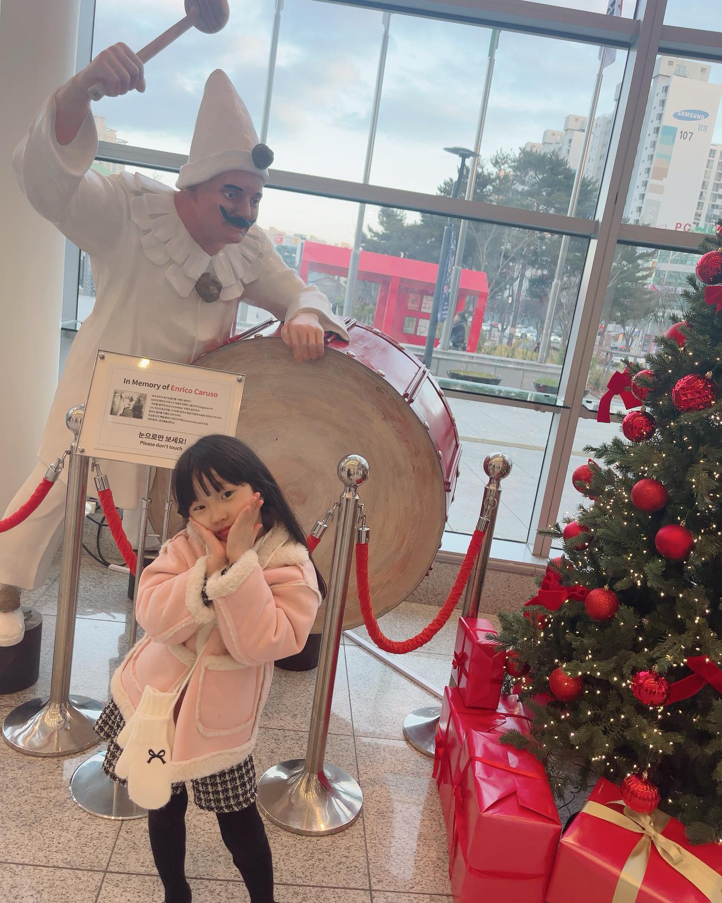 #예나그램 

예나 유치원 방학 중
좋은 기회로 로열클래식 발레단 내한공연 <호두까끼인형>초대권을 받아 다녀왔었어요😀

2시간동안 발레공연하는 모습에 집중해서 보는 모습 보니
예나랑 요런 문화생활 자주 해야겠다는 생각이 들더라구용‼️

아주 고퀄리티 공연 볼 수 있는 기회 주셔서 너무 감사합니다❤️

daegu_sources 

#유치원방학다섯째날 #대구오페라하우스 #호두까끼인형