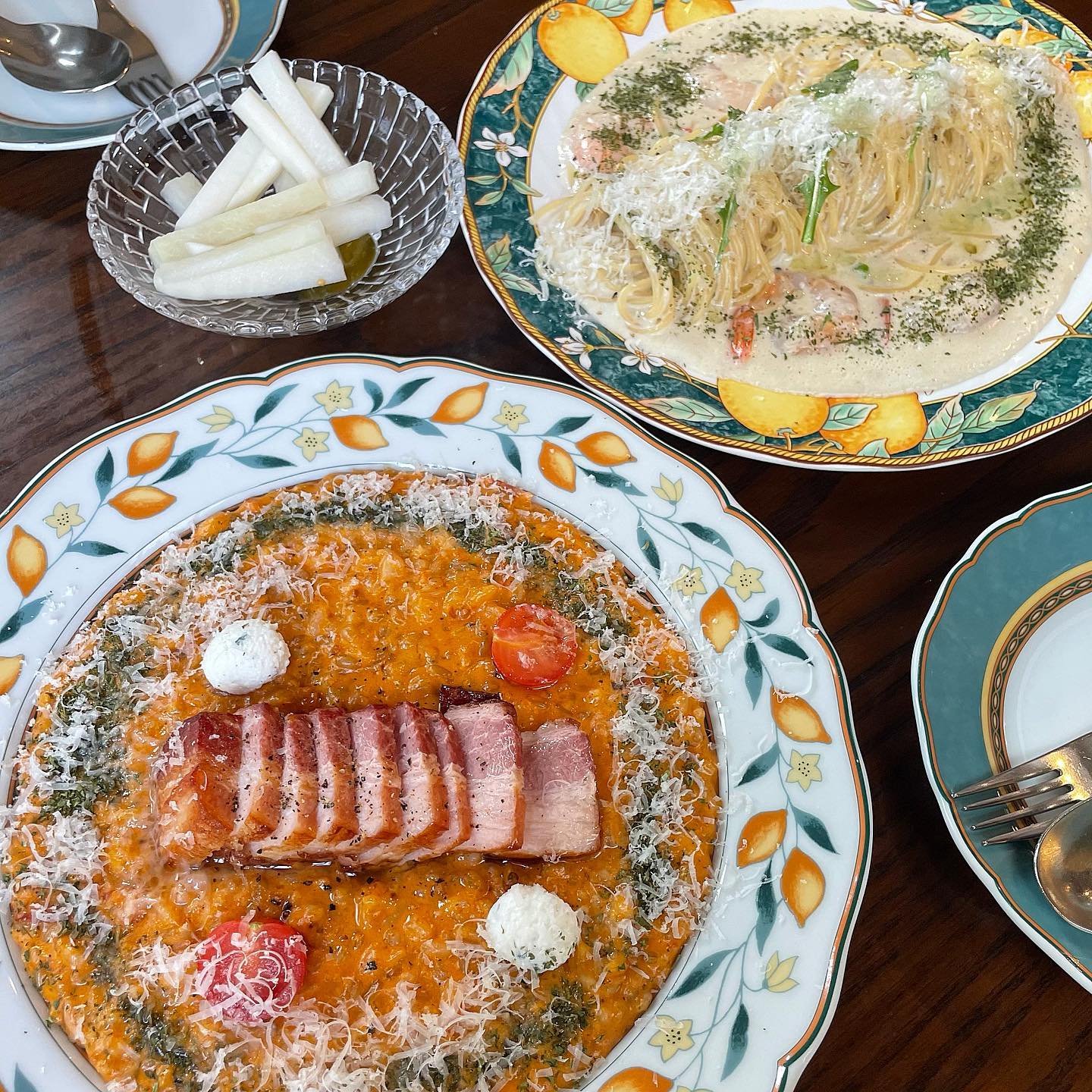#카멜로연남 #연남동맛집 #파스타맛집 

주말에 연남동 나들이를 갔는데요!
역쉬 주말에 사람이 많더라구요,,,😇

저는 이날따라 파스타가 땡겨서 이곳으로 갔는데 역시나 인기가 많은 곳이라 웨이팅을 했지만🤣 그만큼 맛있었던 곳이였답니당~!!

먼저 🥢통삼겹 로제 리조또는 안에 보리밥이 들어가 있어 식감이 너무 좋았고 소스도 간이 딱 알맞아서 계속 손이 가는 맛이었답니당~!!👍

그리고 🥢청양 새우 크림 파스타가 ㄹㅇ 존맛탱이었는데요! 
제가 느끼한 걸 잘 못 먹어서 크림 파스타는 싫어하는데 청양고추가 들어갔다고 해서 한번 먹어봤는데 완전 하나도 안 느끼하고 소스도 꾸덕하니 넘 맛있더라구요! 👍👍👍 

식당 내부 인테리어도 너무 따뜻한 느낌이고 연말 분위기도 잘 느낄수 있어서 너무 좋았답니다~!

여러분도 연남동 나들이 계획 있으시다면 여기 한 번 가보세용~!!