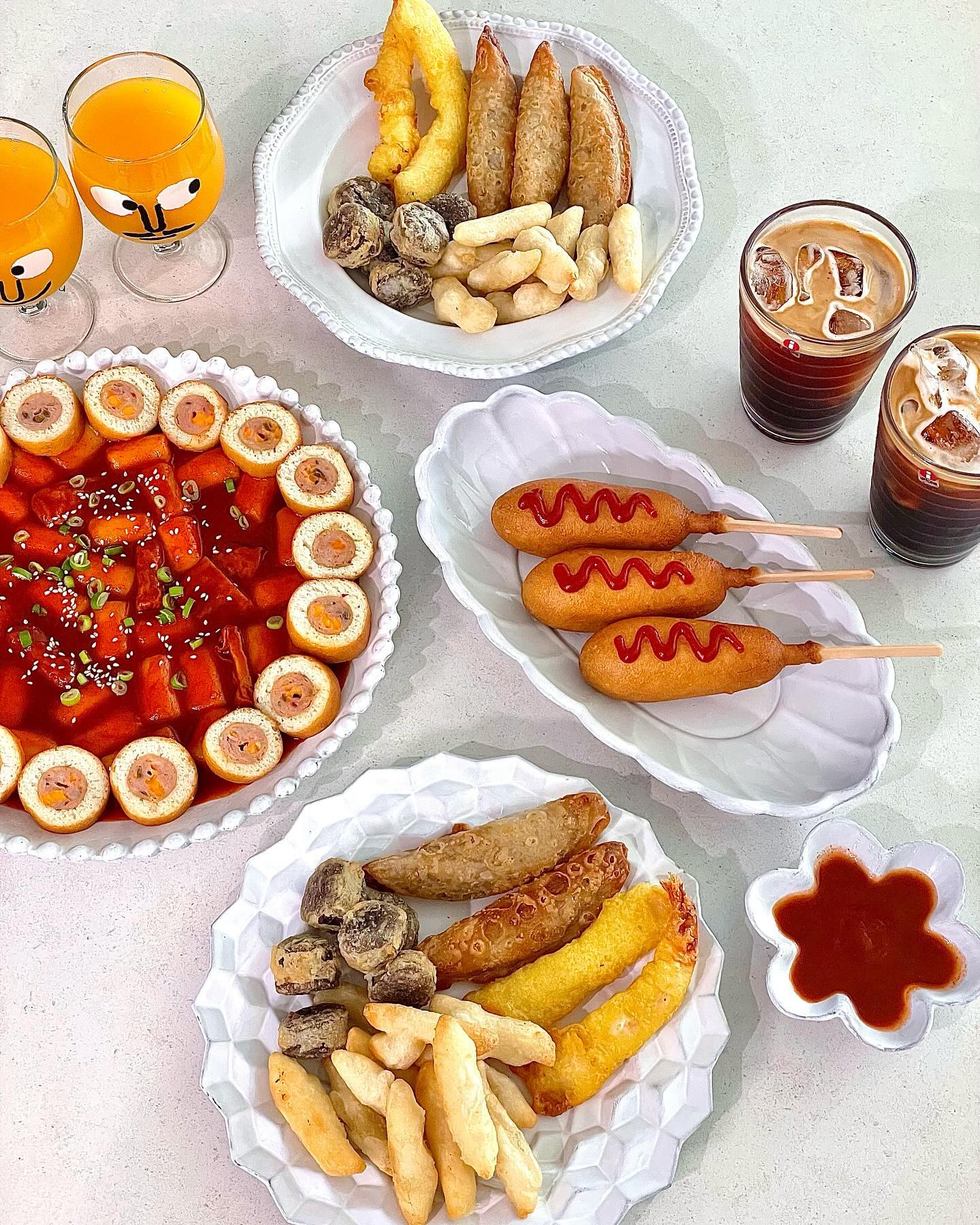 #광고

체다치즈와 할라피뇨를 그대로 썰어 넣어
고소함과 매콤함을 한번에 맛볼 수 있는
#체다할라피뇨핫도그 

많아 맵지 않아서 아이들도 잘 먹더라구요

오리지널/체다치즈맛도 있어서 다양하게 즐길 수 있어요

에어프라이어로 돌리면
바삭한 빵의 핫도그로 먹을 수 있고

전자레인지에 돌리면
촉촉한 카스테라 같은 식감이예요

모둠튀김은 혼자 먹기 부담없는 양으로
간식이나 안주로도 너무 괜찮더라구요

저는 떡볶이랑 함께 먹었는데 역시 찰떡궁합이죠

떡볶이엔 튀김이잖아요🤗

튀김 옷이 얇아서 좋고 에어프라이어에
간편하게 돌릴 수 있어서 좋았어요

돌밥돌밥 힘든 방학

멜팅피스로 맛있고 간편하게 한 끼 해결🤗

melting_piece 

#멜팅피스#meltingpiece#핑거푸드#스트릿푸드#소울푸드#핫도그#모둠튀김#떡볶이#맥주안주#분식#분식스타그램#삼형제맘#삼형제가사는집#아스티에드빌라트#seraleelife