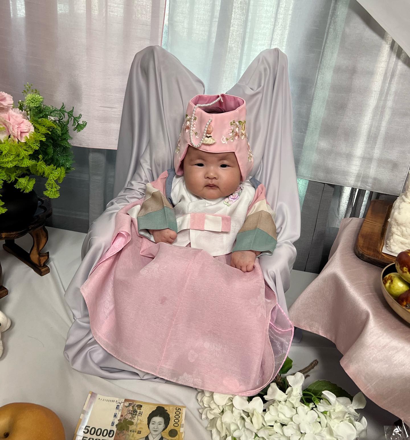 무럭 무럭 크는 서빈이🫶🏻
100일은 아직 남았지만 앞당겨서 끝 !
어쨋든 곧 다가올 백일 축하한다..🐻
7키로 축하,, 엄마 손목 나가리~

#백일상 #백일상대여 #백일축하해 #딸둘맘 #4살차이자매 #둘째딸 #둘째는사랑 #둘째는사랑입니다 #둘째낳길잘했어 #사랑해 #가족스타그램 #네가족 #맞팔 #선팔 #육아소통환영 #육아 #육아일상 #내일은뭐하지 #어린이집가자 #연휴힘들다 #baby #fashion #육아소통 #육아스타그램 #육아맘 #젊줌마 #신당동떡볶이 #닭발맛집 #럽스타그램
