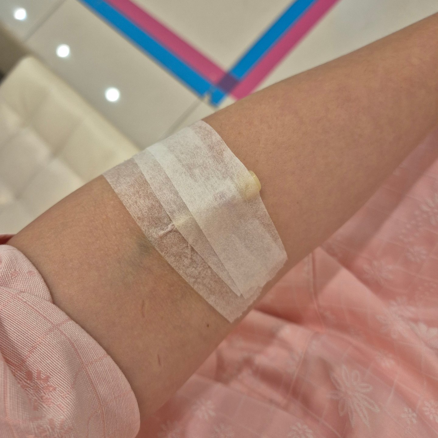 #건강검진
늘어나는 검진 항목💉
복부 초음파 시간이 길어지더니..
누워서 기다리라고...
초음파쌤 나가고
의사쌤이 들어오더니 다시 복부 초음파 보고...
간에 뭐가 보인다고
깊이 안쪽에 있어서 잘 보이지는 않지만
간CT 큰 병원 가보라고..
갑자기? 간에?
가족 중에 간암, 위암 없었냐고 물어보는데... 
심장이 쿵쾅쿵쾅