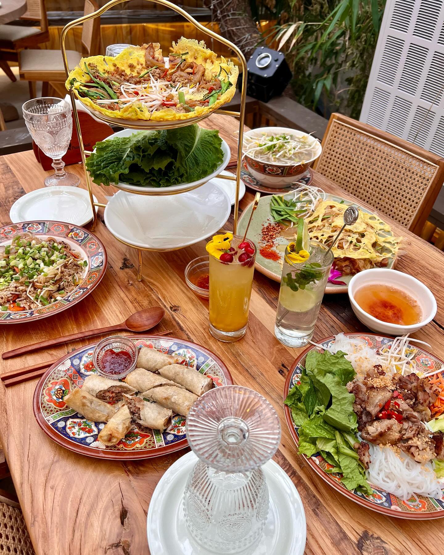 #협찬 
TEN ASIA. ASIAN CUISINE 10__asia 

아시아 10개국을 여행하면서 그때의 음식들이 그리워 재현해 낸 퓨전 다이닝 💗

충청남도 천안시 중앙로 221 (신부동 367-24)
신부동 경복궁 맞은편에 위치하고 있어요!

반세오, 팟타이, 짜조, 분짜등 다양한 아시안음식을 맛볼 수 있는 가족, 연인, 친구들과 편하게 즐길 수 있는 텐아시아입니다!

전 친구랑 다녀왔는데,, 반세오랑 팟타이 먹고 질질 짯어요.. 너무 맛있어서 (´；Д；`) 반세오는 어떻게 먹는지 잘 모르는데, 직원분께서 친절히 라이스페이퍼에 상추랑 같이 싸서 소스에 찍어 먹으면 된다고 설명해주셨어요! 친구는 반세오만 주구장창 쌈싸먹더니 갑자기 추가주문하러 가있고,, 진짜 음식 종류가 너무 다양해서 좋아요. 저도 동남아 음식을 좋아하는데, 이렇게 풍부하고 구성있게 차린 곳은 처음이라 많이 놀랐어요! 없는 게 거의 없는 수준이에요..

인테리어 구성도 너무 깔끔하고, 라운지도 있어서 애주가 분께서는 더더욱 마음에 드는 다이닝이 아닐까 싶네요 ٩(๑❛ᴗ❛๑)۶

🕒 매일 11:00 - 21:30
🕒 라스트오더 21:00
📞 0507-1375-6840

#팟타이 #반세오 #태국음식 #베트남음식 #천안텐아시아 #천안쌀국수 #천안파스타 #천안맛집 #신부동맛집 #천안단체회식 #천안데이트 #천안맛집추천 #천안존맛 #팟타이맛집