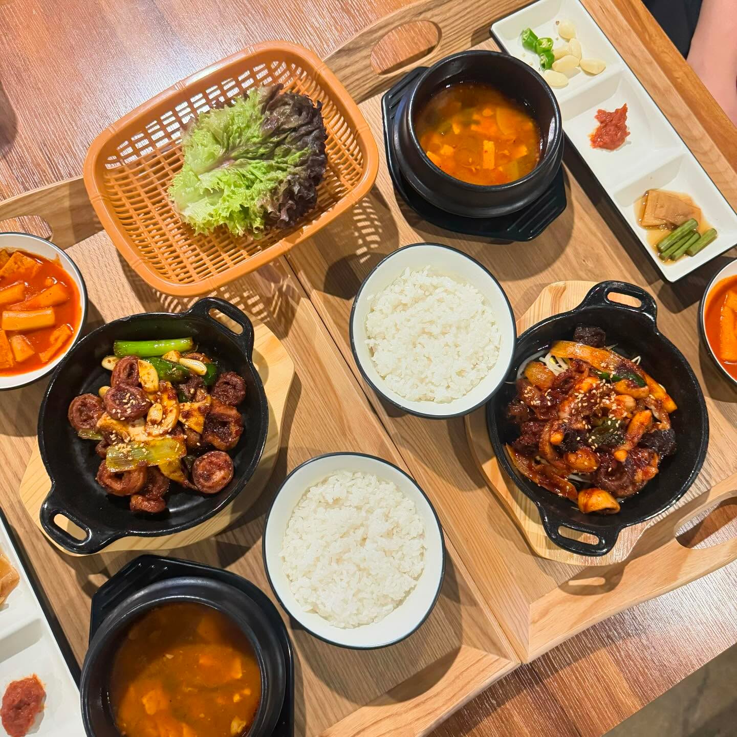 #요술밥상 #요술밥상신세계점 #요술밥상대구신세계점

📍 요술밥상 대구신세계점
📍 주소 : 대구 동구 효신로16길 3
📍 영업시간 : 10:30-23:00
📍 전화번호 : 053-264-0816

최대 4인까지 10,000원에 소주 무한리필! 🍻
깔끔하게 나오는 정식 메뉴와 여럿이 먹기 좋은 안주 메뉴가 있어서 든든한 점심으로도 저녁에 술 한 잔 하기에도 좋은 곳
돈까스, 떡볶이, 냉면 등 분식 메뉴도 있어서 아이들도 좋아해요
(양념 메뉴 맵기조절 쌉가능)
카페도 함께 운영하고 있어서 식사 후 카페 음료도 한 곳에서 해결 가능!
(식사시 카페 음료 할인도 진행 중!! ㄱㅇㄷ!)

#대구신세계근처맛집 #대구신세계백화점맛집 #동대구역맛집 #협찬 #리뷰노트 #식사권제공 #떡볶이 #돈까스 #양념삼겹살 #쭈꾸미#양념막창 #불막창 #대구맛집 #대구핫플 #배달맛집 #대구배달맛집 #동대구배달맛집 #동대구역배달맛집