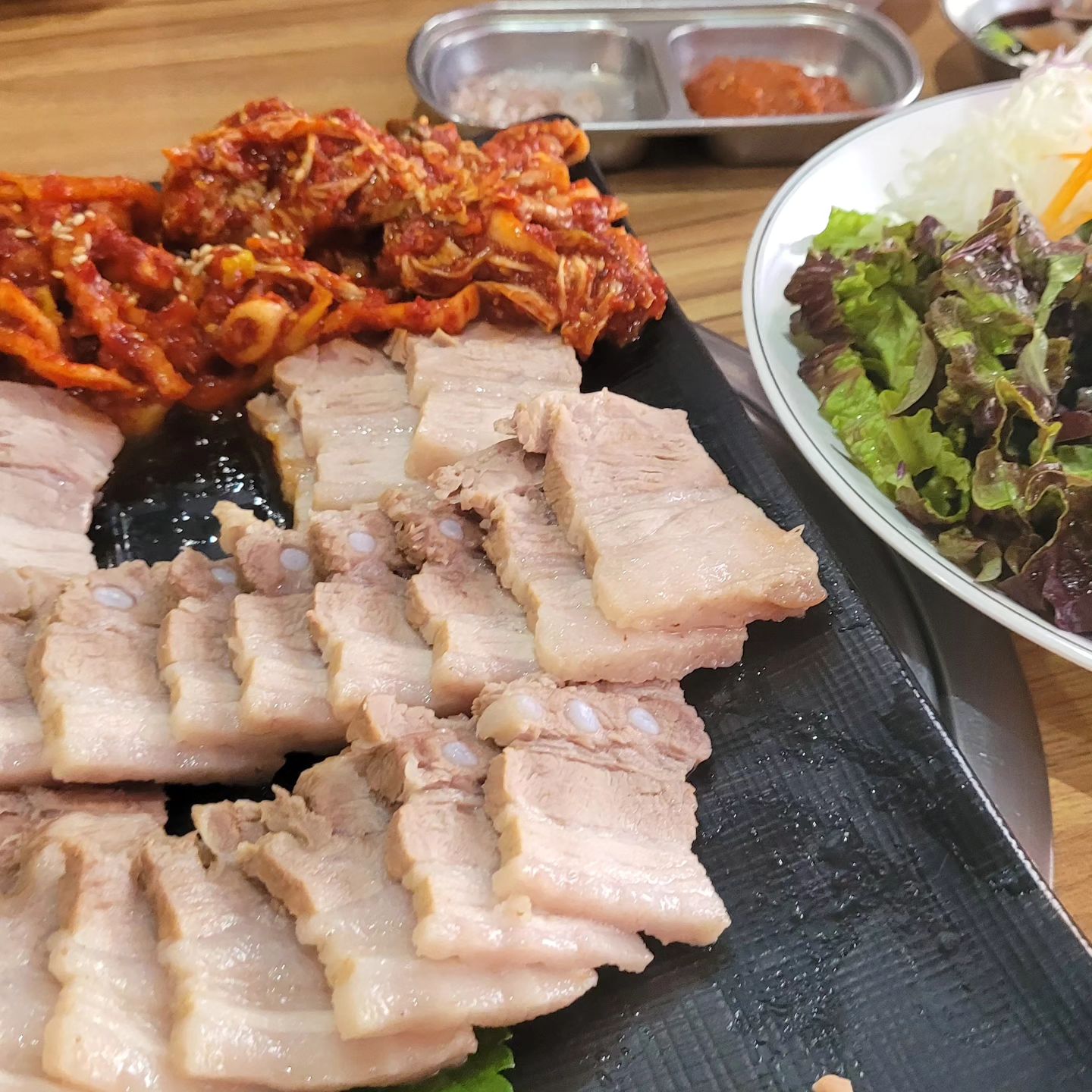족발보다는 보쌈!
오랜만에 맛있는 보쌈 먹을 수 있어서 행복했어요.

#경산보쌈 #경산배달맛집 #경산보쌈맛집 #경산가족외식 #사동맛집 #사동보쌈맛집