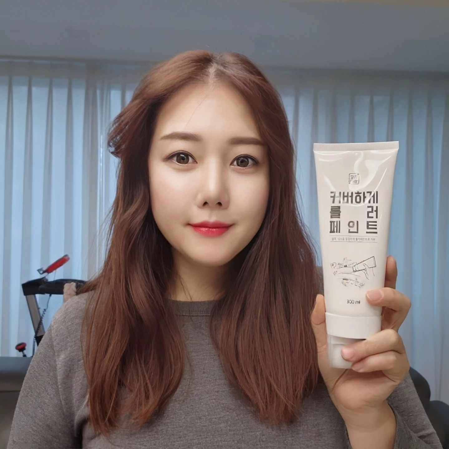 #광고 지만 만족중
못박고 싶지 않다는 신랑 덕분에
꼭꼬핀을 사용중인데요
막내가 걸어둔 수건을 당기다 그만..😭

벽지도 찢어지고 내맘도 찢어진 그기분
다들 아시죠?ㅠㅠ

그나마 3갤이 지난 지금 신박한 #깔끔대장커버하게롤로페인트 덕분에 
볼때마다 쓰린가슴은 피했는데요~

롤러 캡으로 초보자도 쉽게 사용할 수 있고 
준비물도 따로 챙길 필요 없이
간편한 그잡채❗️

거기에 #깔끔대장커버하게롤러페인트 
롤러캡은 구석진곳부터 굴곡진곳까지
얼마나 부드럽게 잘 발린다구요^^

커버력은 긴말 필요없고요~
건조또한 2~3시간으로 오래 
기다릴 필요, 없어요^^

사용후 롤러는 따뜻한 물에 닦아두고
본뚜껑으로 교채해두면 언제든 다시
사용👌

이글을 보고 생각난곳이 있다면
#깔끔대장 #커버하게롤러페인트
로 칠해보세요~

cleanboss_official
#cleanboss #롤러페인트 #롤러페인트추천 #일체형페인트 #페인트 #페인트추천 #얼룩커버 #생활필수템 #생활꿀템 #생활용품