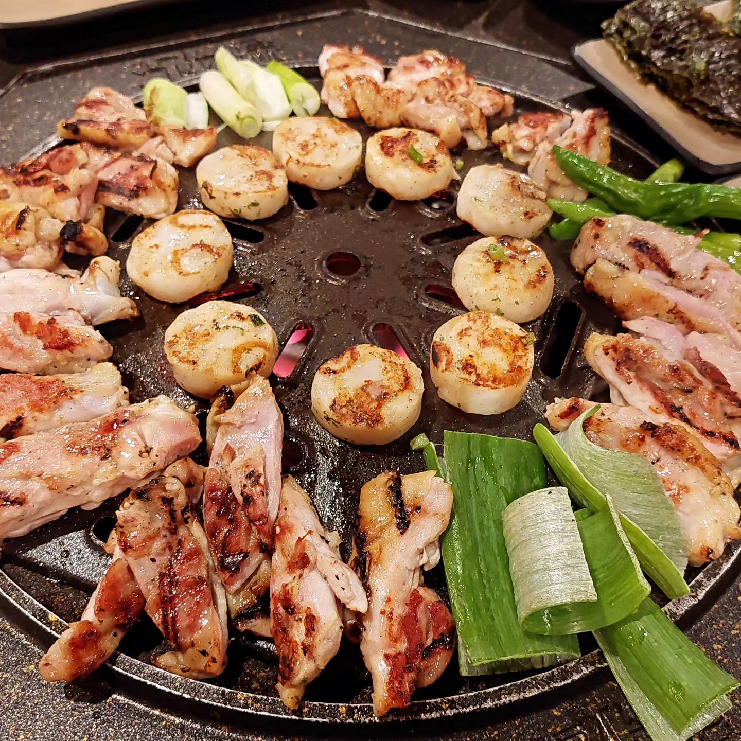 오랜만에 팔각도🐔 이 집 관자맛집이었네😄
오늘의 교훈: 인사를 잘하자

#팔각도 #닭갈비 #관자구이 #건강한맛 #닭발 #소주