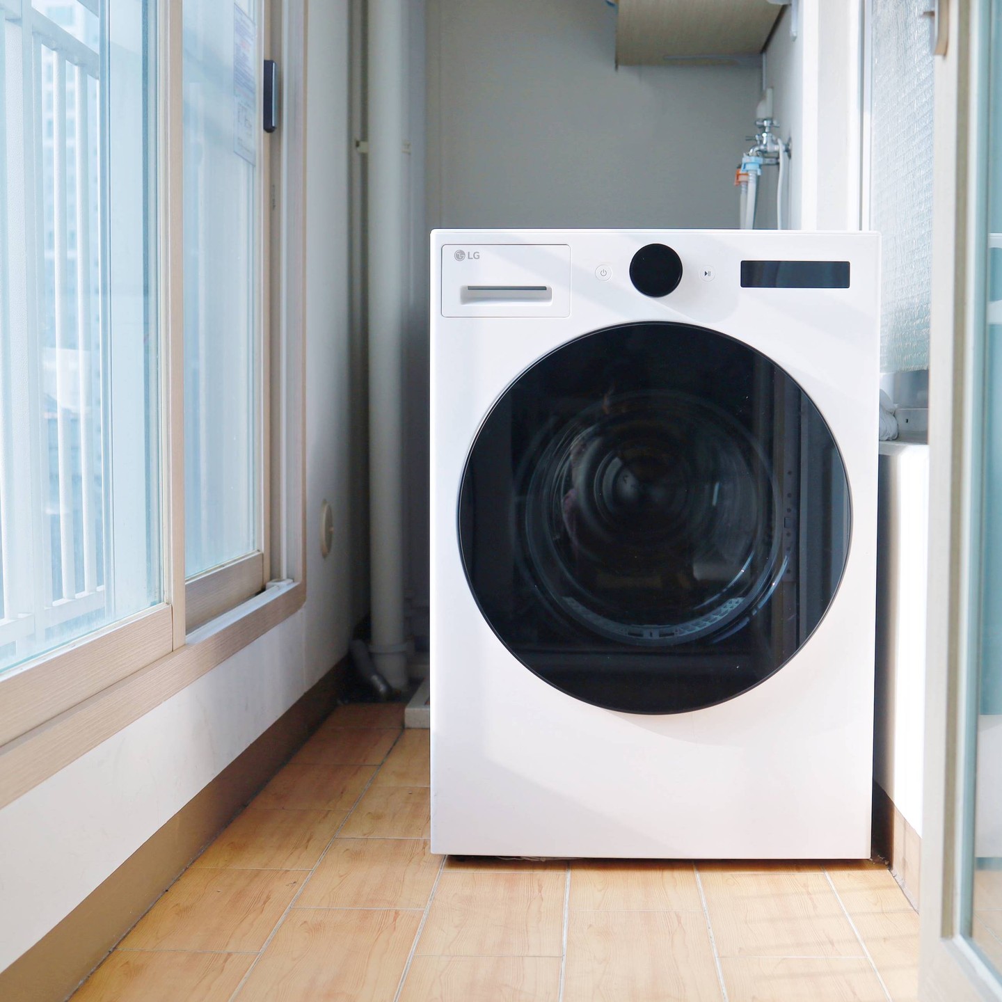 #광고 #LG전자 lgelectronics_kr

겨울철 관리하기 어려운 의류, 침구, 신발
눈과 비에 더러워지기도 하고, 
두꺼워져서 말리기도 쉽지 않다보니
요즘 들어 더욱 유용하게 활용하는
LG 트롬 오브제컬렉션 건조기 &
LG 스타일러 오브제컬렉션 슈케어랍니다 !
 
LG 트롬 건조기의 경우 인공지능 6모션 건조로
의류 수축을 최소화할 수 있는데요 ~
 
내부의 통과 직접 연결되어 있는
DD(Direct Drive) 모터를 활용하여
양방향 회전을 진행하도록 해주는데,
이 때 털기, 펴주기, 널기, 휘날리기, 살랑이기, 뒤집기 6가지 모션이 진행됨으로써 손상을 최소화한답니다.
 
아이의 실내복을 돌리기 전과 후를 비교햇는데
큰 변화가 없더라고요.
그래서 안심하고 사용하는 중이지욤 ~
 
냉매를 사용하여 약 50℃ 의 저온으로 옷감의 수분을 제거하는 저온 제습 건조방식으로 옷감의 촉감도 지켜주구요. 

자주 쓰면 전기세 걱정도 하지 않을 수가 없는데요

LG 트롬 건조기에 적용된 듀얼 인버터 히트펌프는 에너지 효율이 높아 전기세 걱정 없답니다. 
 
실제 사용해보니 전기세 변화도 크지 않아 
에너지 절감도 체감!  

LG 스타일러 오브제컬렉션 슈케어의 경우
내부는 상칸, 하칸 크게 2칸으로 분류되어
한 칸에 한 켤레 또는 두 켤레씩 넣을 수 있는데
상칸, 하칸 한번에 같은 코스로 진행도 가능하며,
상 하 다른 코스로 진행도 가능하답니다.
(단, 살균코스 시 한 칸에 한 켤레씩 가능함)
 
요즘같이 눈이나 비가 자주 오는 시기에는
눈비건조 & 집중살균 코스가 매우 유용한데,,
눈비건조코스의 경우 겉과 속까지 말려줘
다음날 뽀송한 신발을 신게 해주더라고요.
 
집중 살균 코스는 100ºC 트루스팀으로 
신발 겉과 안쪽에 있는 유해세균을 케어해주어
안심하고 신발을 신을 수 있답니다. 
 
겨울철 많아진 빨래양이나 자주 젖는 신발로 걱정이 많으실텐데 LG 오브제컬렉션 건조기 & 슈케어
로 효율적인 살림해보자구요 !
 
*LG전자 제품 구매 시 공식홈페이지(LGE.COM), 
온라인 인증점 및 오프라인 공식 판매처를 확인하세요
 
#LG전자 #LG트롬건조기 #LG트롬오브제컬렉션건조기 #트롬패밀리 #히트펌프건조방식 #듀얼인버터히트펌프 #LG슈케어 #LG스타일러오브제컬렉션슈케어 #겨울의류관리 #신발관리기