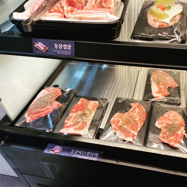 #명륜진사갈비 
여기는 끊을 수 없는 마약같은 집..

이제는 #프렌치렉 #스테이크 까지 #무한리필
#돼지갈비맛집 이라고만 생각하면 오산!

개인적으로 여기 #삼겹살 제일 맛있음!

여기서 #통삼겹살 구워먹으면
캠핑 안가도 됨. 진짜루~~

#운정고기집 운정호수공원 운동 후 먹으면 딱 코스로 좋은 곳.

한 달에 한 번은 가 줘야 입에 가시가 돋지 않는 집.. #껍데기 안먹고 오면 후회하니 꼭 먹고들 오시오..