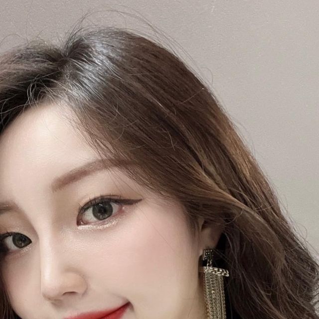 현지(현디)🇰🇷 on Instagram: "#광고 쿨톤 느낌 낭낭하게 세련미를 강조 하고 싶다면 그레이 렌즈👀를 추천해요🩶 제가 착용한 제품은 요 아래 제품 두가지 인데요. ☁️데이무드 그레이 13.3