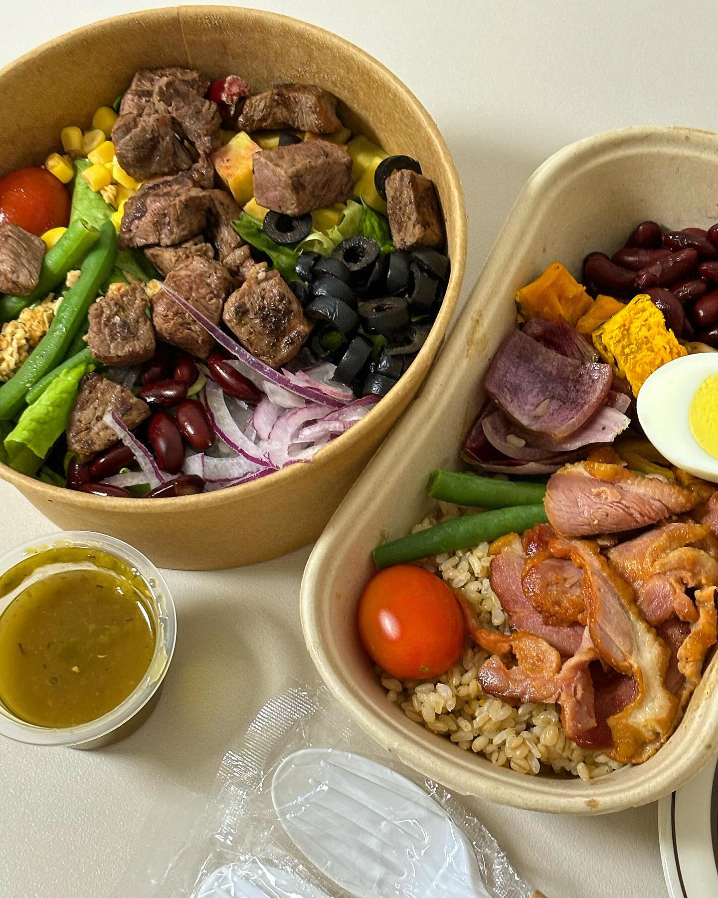 문래에 생긴 샐러드박스협찬!🥒🍆🥦🍅

언젠가부터 진짜 맛있어서 먹게 된 샐러드
샐러드 박스는 깔끔한 포장과 신선한 야채가 있는 샐러드전문점🥗

너무 건강해서 맛없는 것도 아니고! 
맛있게 건강한 한끼가 되는 곳!
매일 저녁으로 먹으라고 해도 먹을 수 있음ㅎㅎㅎ👏😘

물론 자극적인 조미료 같은 맛은 아니고~
다이어트 도시락은 진짜 배터질만큼 배가 불렀다!
야채에 섬유질이 많아서 그런가?

나는 부채살 스테이크 샐러드 + 오리고기 다이어트 도시락 주문

웰빙라이프로 가끔씩 사먹어야 겠다!
가격도 육천~팔천원이라 요즘 같이 한끼가 만원 넘는 시대에 참 착한거 같다는 생각! + 점심에는 2천원 더 아낄수 있음!!👍

샐러드박스 문래점
서울 영등포구 문래북로 8 1층 109호

#샐러드박스 #샐러드박스문래점
#문래샐러드 #문래역샐러드맛집 #다이어트도시락오리고기
#샐러드포케맛집 #오리고기도시락 #부채살스테이크샐러드 #샐러드체인점