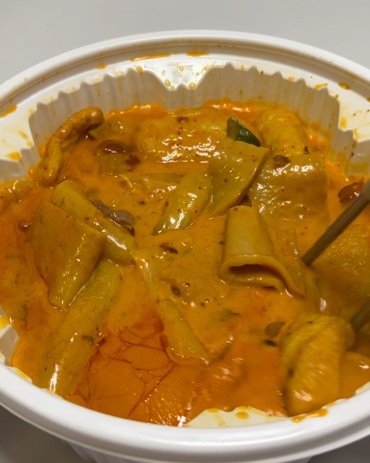 마라로제떡볶이 나도 드디어!
맛있는 거+맛있는 거 = 짱 맛💖

마라떡볶이가 확실히 토핑이 실하고 가성비가 좋음
분모자, 넙적당면, 유부,소시지 등 모두 기본토핑임
매운 거 못먹는 사람들은 로제, 마라로제 모두 강추

#엽기마라로제 #마라로제떡볶이 #엽떡마라로제