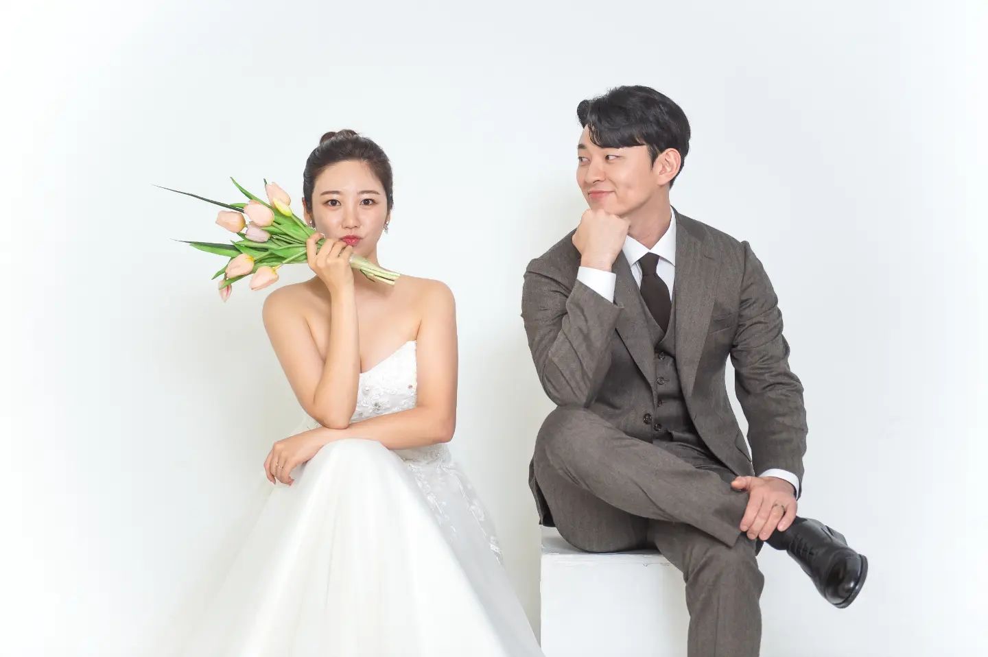 웨딩촬영 두 번은 못하겠다 했는데,
다이렉트에 2024 신상화보 올라오는거 보니
한 번 더 찍고 싶은 #스튜디오촬영

P. direct.wedding 
S. stjungwoo_studio

#다이렉트결혼준비 #웨딩촬영 #st정우 #스튜디오 #wedding