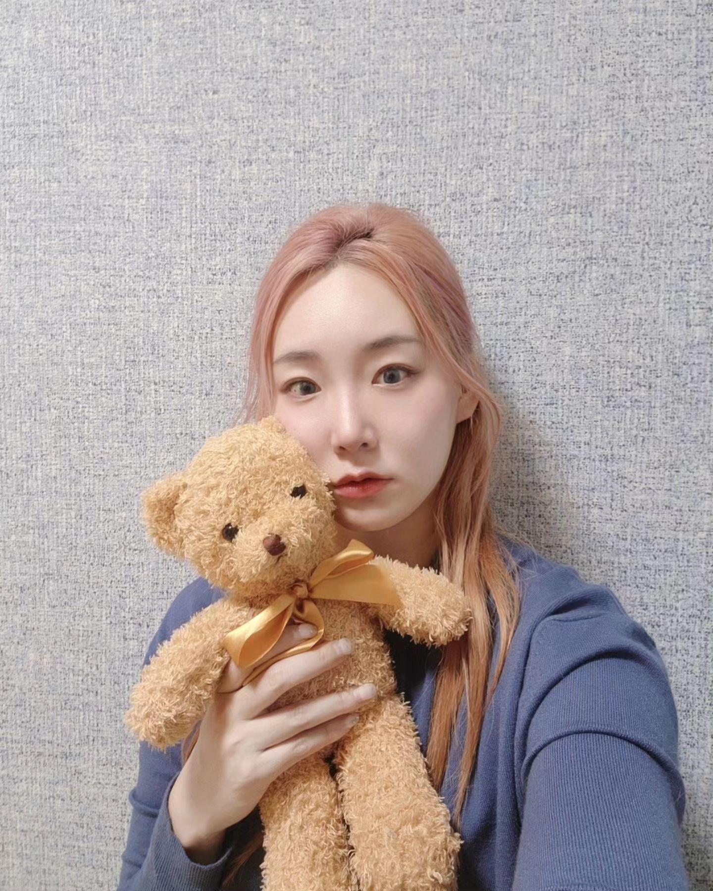 #협찬

뭐가 인형일까나?
🧸 나는 모르겠넹.. 🙄

글루 없이 안전하게 붙이는 속눈썹 🥹
포스트잇 붙이듯 초보자들도 쉽고 빠르게!
(그치만 핵곰손인 나는 쪼금 걸림..)

자체 개발 기술로 트위저를 이용해 내 속눈썹과 같이,
꾹 눌러주면 접착력이 강해진다능.

속눈썹 아래 점막 부분에 위치 잘 잡고
속눈썹이랑 겹쳐서 꼭 쥐어준다는 느낌쓰 🫂

길이와 굵기가 다양한데
나는 내추럴 10mm 2가지로 해봄 🩷
초보자는 8mm부터 시작해보는 것도.. ✨️

U자 트위저는 
눈 모양에 맞춘 곡선 모양!
동그란 모서리로 자극 없이 안전하게 사용 가능 

🙋🏻‍♀️

#ollio #올리오 #올리오속눈썹 #노글루속눈썹 #노글루올리오 #올리오싱글키트 #속눈썹추천 #코덕 #뷰스타그램 #아이돌속눈썹 #가닥속눈썹 #아이메이크업
