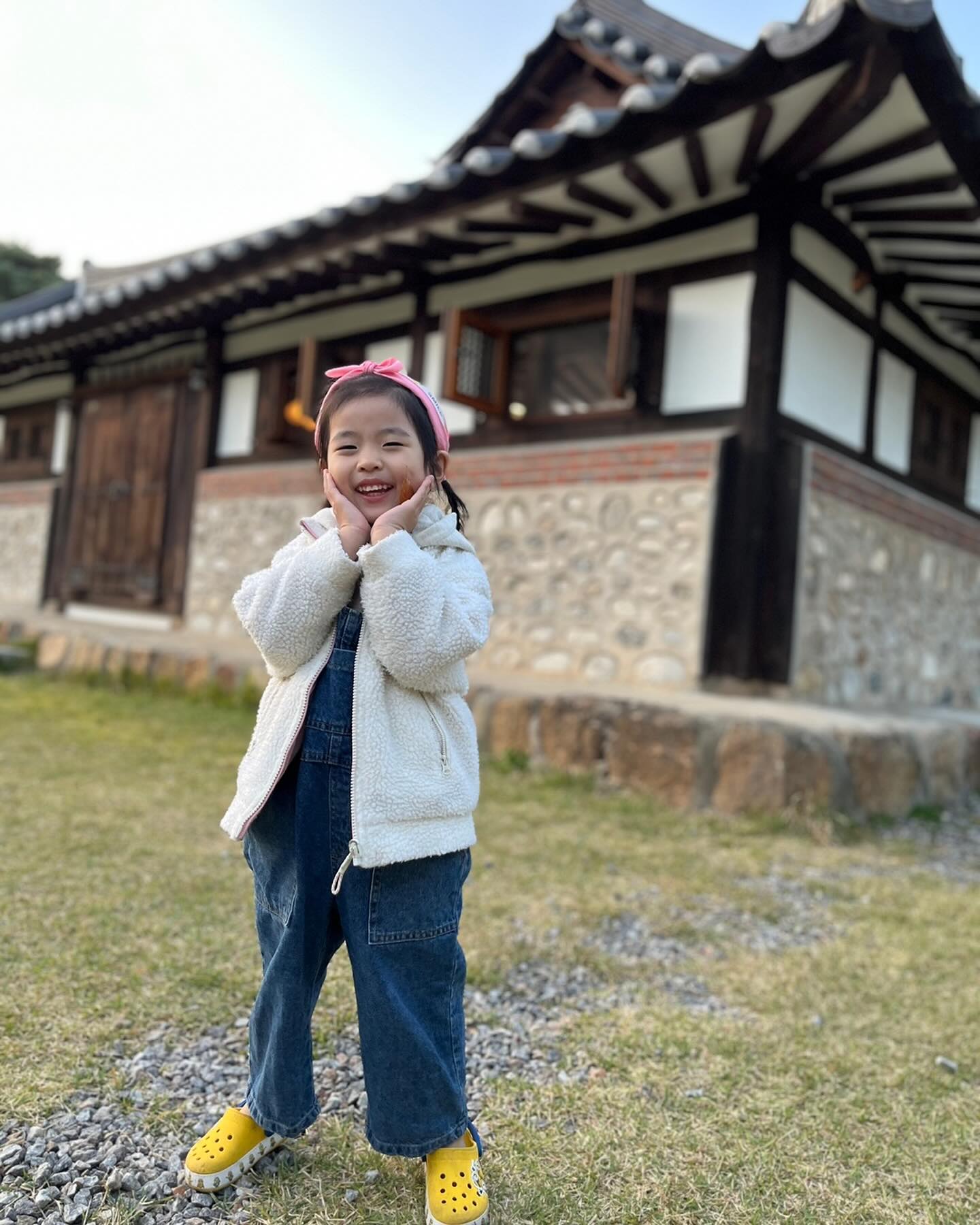 #떠떠떠남매

오늘 예배 끝나고 시간이 애매해 찾은 동춘동 #마켓가든 

푸른 잔디밭과 나무들과 한옥이 어울러진 카페인데 모래놀이터도 있고 아이들이 뛰어놀기 좋은곳 같다💚

막둥이 서원이도 이제 형아 누나랑 열심히 걸어다니고 (손잡으면 뿌리침 안으면 내려놓으라고 몸부림침🥲) 개구쟁이 서후는 여기갔다 저기갔다 뛰어댕기고 공주님 서율이는 오늘도 미모가 열일중..❤️

밥먹으러 가면서 서후가 엄마아빠랑 재미있는데 놀러 다녀서 좋다고 해주는데 왠지 뿌듯뿌듯🥰 앞으로 더더더 많이 다니자😘

.
.
.
#인천아이와가볼만한곳 #동춘동 #동춘동마켓가든 #걸음마