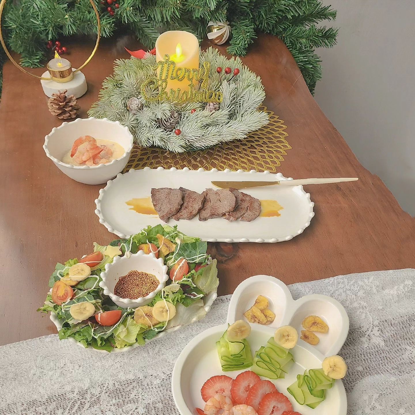#제품제공 romaykitchen 

메리미리클쑤마쑤~~🎀
지모맘표 홈 브런치~🩷
지모둥이랑 크리스마스캐롤 틀고 
12월 분위기 좀 내보려구요!!

지모둥이랑 앉아서 맛난거 먹으면서 대화하는거 
너무 좋아하거든요!

지모하우스에 로메이키친에서
너무 기엽고 사랑스러운 
토끼모양의 유아도자기식판을 보내주셨어요🎀

영상에서 보듯이 소리 탁탁.도자기 소리나는거 !!

지모둥이 유이식 시작부터는 
식판에만 먹이지는 않아서, 화이트계열의 깨지지않는 그릇이나 접시등을 자주 쓰고 있는데요.
플라스틱그릇은 안전하지만
물들고 쓰다가 버린적이 많아요.

도자기식판이라서 내구성 좋고
깨끗 청결해요🩷

🎀로메이키친 도자기식판은
✔️어른부터 아이까지 모두 사용가능
✔️식약처에서 식품 안전 검사완료.믿음가득
✔️개별패키지로 담겨있어서 선물용으로 딱
✔️전자레인지.식기세척기 OK
✔️환경호르몬 걱정 없이 사용가능

그무엇보다.,,
디자인도 이쁘지만,
도자기라서 인테리어에도 좋고
음식이 더 먹음직 스러워서 좋아요🩷

🎀로메이키친 도자기식판
도자기라서 깨질거 같은 편견 노~~
내구성 최고예요🩷