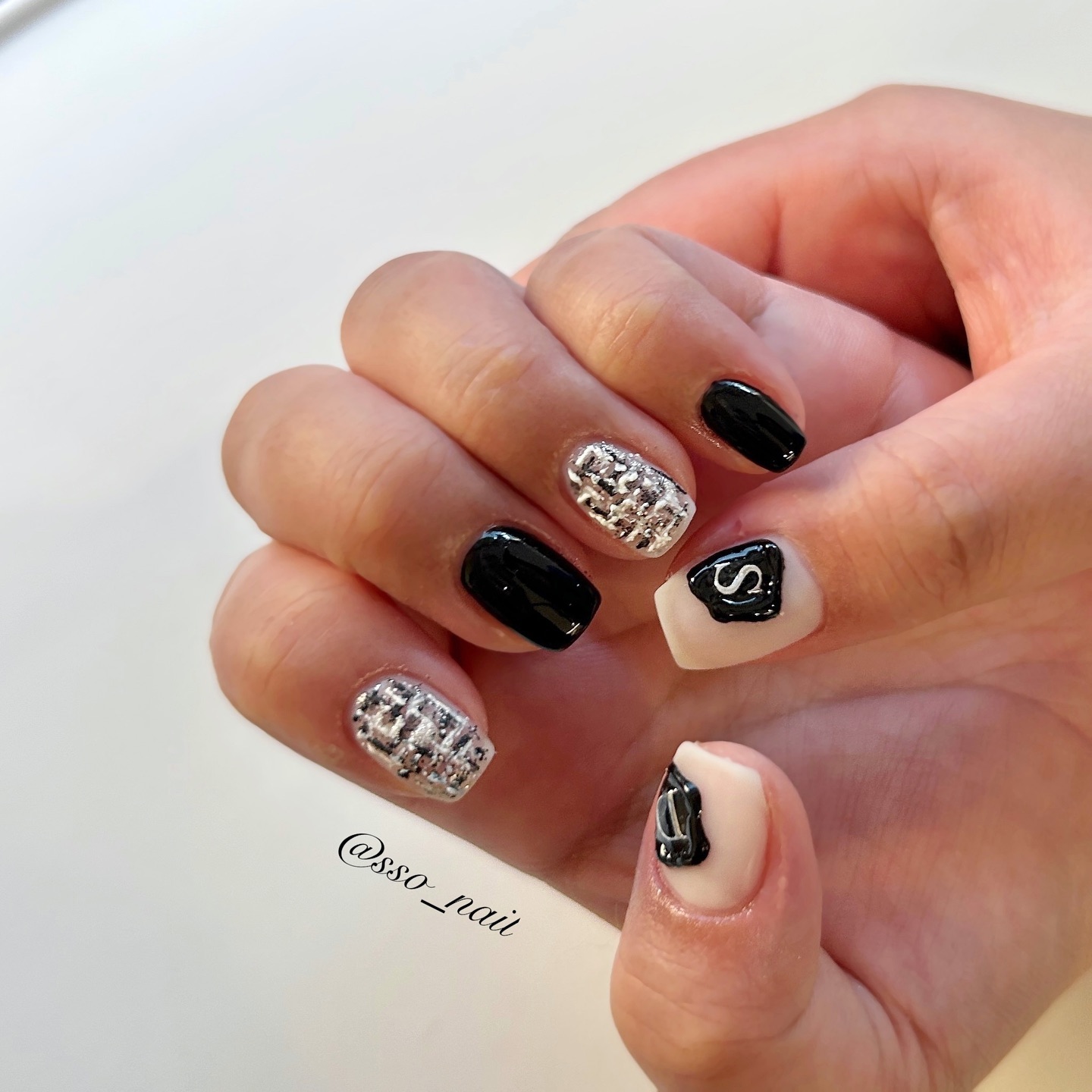 11월 이달의 아트 2번🖤
⠀
현금가👉🏻 70,000원
⠀
SSO NAIL
☑정품스와로브스키만 사용합니다
☑저희샵 이달의아트만 정상가에 30%이상 할인 된 금액입니다
☑모든 이벤트아트는 현금가 입니다
☑카드결제시 vat 10% 추가 됩니다
☑케어+클리어젤 오버레이 포함 가격입니다
⠀
➖➖➖➖➖➖예약문의➖➖➖➖➖➖➖
⠀
• 📞 010.9996.0527
• 카톡플러스친구🔍 미사sso네일 (프로필에 링크있어요)
👉🏻카톡플러스친구에서 예약양식 확인 후 빠른예약상담을 위해 양식에 맞춰서 보내주세요🙏🏻
⠀
➖➖➖➖➖➖➖➖➖➖➖➖➖➖➖➖
⠀
• 시술중일 경우 문자&카톡 답장이 느릴 수 있어요. 조금만 기다려주세요🙏🏻
• 예약시간 10분이상 늦어지실 경우 자동취소 됩니다
• 당일 예약취소 & 노쇼는 재예약이 불가합니다