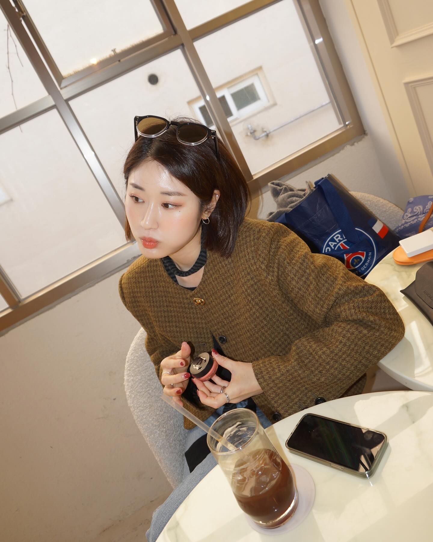 #협찬 manomos_official 

전 벌써 이제 다가올 봄 여름을 준비한다구요!
그래서 이번에 제가 선글라스추천 하나 해드리려고 해요 :)

바로 모든 얼굴형에 어울리는 뿔테, 남궁민님이 모델인 마노모스의 선글라스 레트로!
남자선글라스 선물로도 좋은데 제가 써보고 싶어서 써봤답니다 ㅎㅎ
마노모스의 레트로는 아세테이트 라는 고급 뿔테 소재로 제작되어 더 고급스럽고 견고한 제품이랍니다.

요즘은 아이웨어도 굉장히 신경을 많이 쓰는 추세라서 하나 소장하면 언제든지 쓰고 멋낼 수 있다구요!

#마노모스 #마노모스안경 #선글라스추천 #아이웨어브랜드 #마노모스선글라스 #여름선글라스 #남자선글라스 #여자선글라스 #manomos #연예인선글라스 #연예인안경