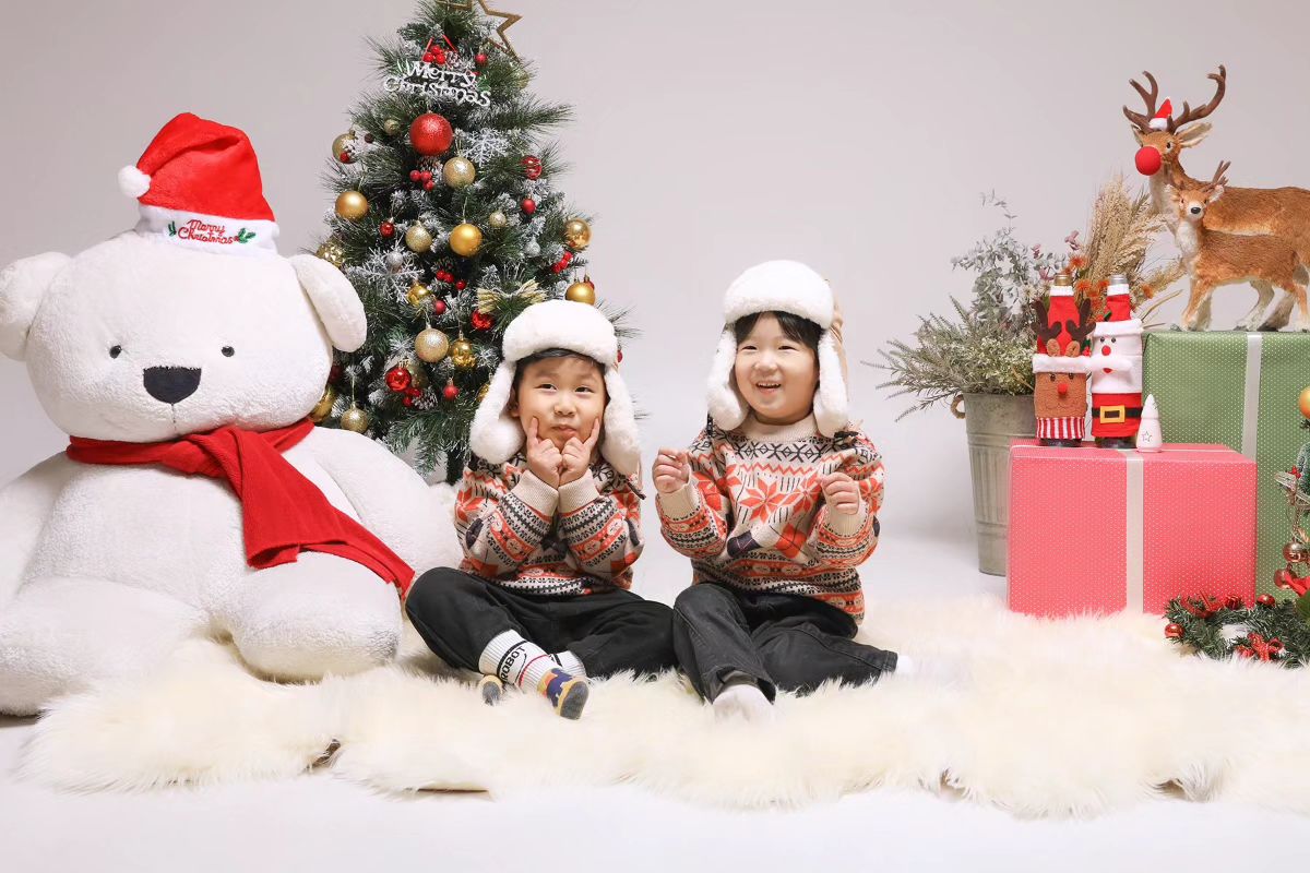 #같은날같은곳에서태어난친구 

이제 5살생일이 지난 
우리 꼬맹이들
이번년도는 엄마들이 다 바쁘지만
그래도 그냥 지나가기 아쉬우니 
크리스마스겸 생일기념 
커플사진 찍었다 ❤️
매년 같이 찍는 사진볼때면 
1년이 너무 빠르게 
지나간 것 같앙
항상 건강하고
밝게 크자 아들들 ☺️☺️

#쌍둥이같은친구 #생일기념촬영 #크리스마스컨셉촬영 
#5살형아들 #진짜마니컷다 #내년에는얼마나커있을까 
#건강하게커줘서고마워