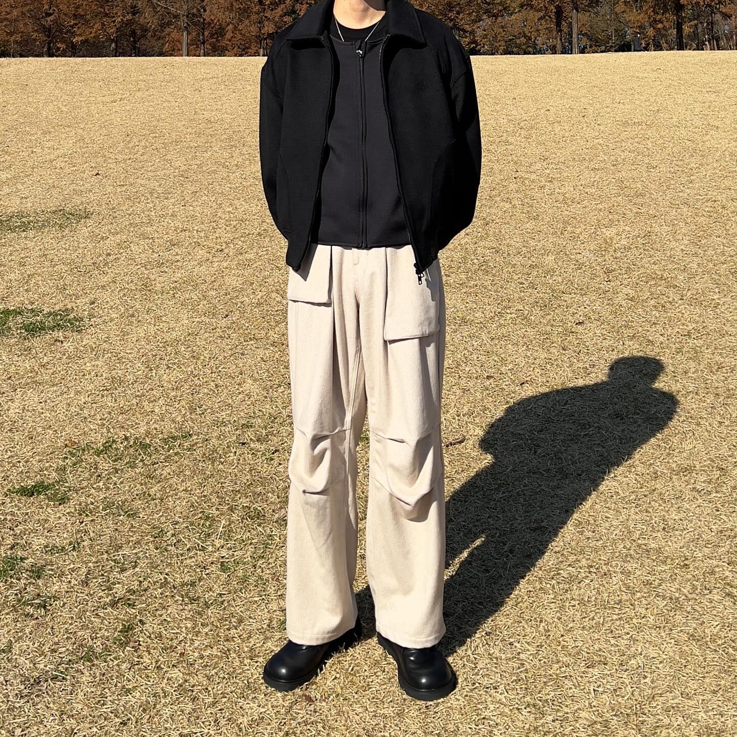 #협찬 wadiz_official 
181cm / 64kg
3단 온도조절 발열조끼

1️⃣ 잘 늘어나는 고급 에어플랜 원단으로 체형에 살관없이 편하게 착용 가능합니다 

2️⃣ 속주머니도 깊고 지퍼덥개도 있고 전체적으로 랍바 마감을 하여 보온성에 특화되어 있는 발열조끼입니다

3️⃣ 같이 동봉되어 온 보조배터리를 꽂고 스위치를 이용하여 파랑: 35도 초록: 45도 빨강: 50도로 조절 가능하며 최대 50도까지 작동되어 한겨울에도 따뜻하게 보낼 수 있습니다 

4️⃣ 이런 분들께 추천드립니다!
1. 추위를 많이 타거나 야외 활동이 많은 분!
2. 겨울 레포츠나 겨울 캠핑을 즐기는 활동가!
3. 추위와 싸우며 경계를 서야하는 군인!
4. 냉동창고나 야외창고에서 근무하는 직장인!
5. 오픈매장이나 노점상을 운영하시는 사장님!

와디즈에서 구매 가능합니다 :)

Outer: lafudgestore 
Top: melangemaster.official 
Bottom: bigunion_official (협찬)
Shoes: newbalance 
Etc
Necklace: joho.kr (이벤트)
Glasses: 보세