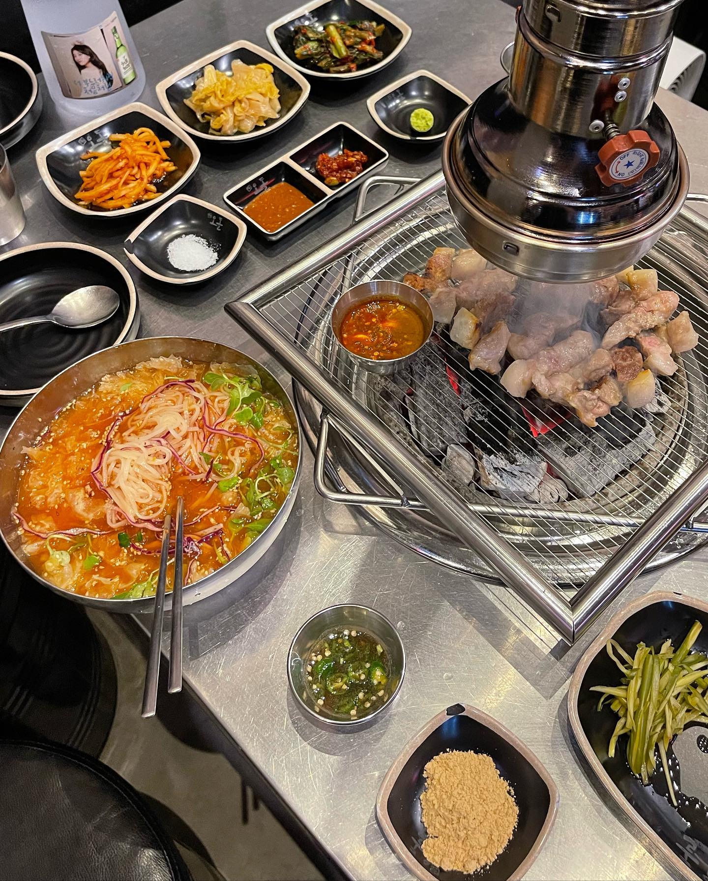 #인천대입구역맛집 #당산오돌송도점 #수요미식회맛집 

#수요미식회맛집👍 에 진심이기도 하고 인친님들도
피드와 스토리에 자주 올려주셔서 방문해 봄!

몰랐는데 꼬들살의 원조가 당산오돌 이라고 하네요.
좋아하는 부위여서 인근의 특수부위 전문점에 방문하면
1인분 이상은 반드시 주문하는 메뉴예요.

고기도 먹기 좋을때까지 직접 구워주셨고
특유의 꼬들한 식감과 육즙 가득한 고소함 그리고 숯향!

역시 일상에서 찾는 소소한 행복 중 하나는 먹방이 아닌가,
생각하며 즐거운 식사를 하고 왔다죠!

은이냉국수는 흰목이버섯이 들어간 냉국수 스타일이었고
요즘 쌀국수 면이 트렌드인가요? 자주 보이는 듯??
육수는 평냉과 함흥냉면 중간 정도의 간이었고
특유의 버섯, 쌀국수 식감이 깔끔하고 맛있었어요옹.

항상 만석인 이유가 느껴졌던 곳. 불금이라 달리고 싶돠!

🌼 인천 연수구 센트럴로 160 166호

#송도맛집 #송도신도시맛집 #송도센트럴파크맛집 #인천맛집 
#인천대입구역맛집 #인천고기집 #연수구맛집 #돼지고기맛집 
#망고목살 #꼬들살 #인천고기맛집 #고기맛집 #송도핫플 
#송도신도시핫플 #당산오돌 #songdo #incheonkorea