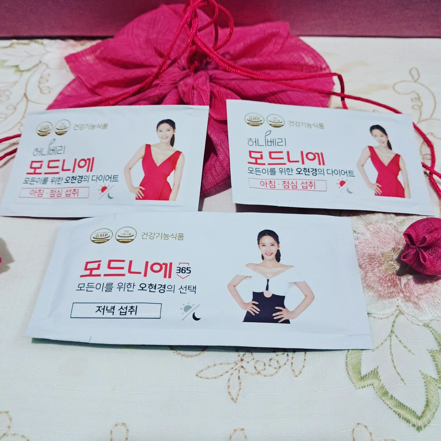 코로나로 집 안에만 있다보니 소화도 되지 않고 늘어가는 것은 지방뿐..
더구나 가족들을 위해 풍성한 식사를 준비하다보니 행복한 원성<?>을 듣고 있어요.
저도 덕분에 풍성한 몸집이..
안되겠다 싶었는데 방송에 나오는 오현경의 모르니에 관심갖게 되었어요.
 
#모드니에 #오현경모드니에 
#모드니에효과 #모드니에후기 #모드니에가격

먼저 전문 상담사가  맞춤 컨설팅을 해 주시는데요.
저의 식습관을 분석하고 목표에 맞는 개인 맞춤 컨설팅을 해주는게 너무 좋아요.

모드니에는 댕댕이나무열매 추출분말인데 간건강과 체지방 감소에 도움주고요.피쉬콜라겐도 있어 피부에도 좋고 다른 2차 부원료가 풍성해요.

식사 전후에 아침과 점심에는 알약 3알씩 저녁에는 환으로 된 것을 먹었는데요.
운동도 하면서 음식조절도 했더니 보기에도 많이 빠졌죠?
주위에서 부러워하니 기분이 좋아요.

여러번 다이어트에 실패했던 분이나 다이어트에 지친 분들에게 최적화 모드니에365을 적극 추천합니다.
