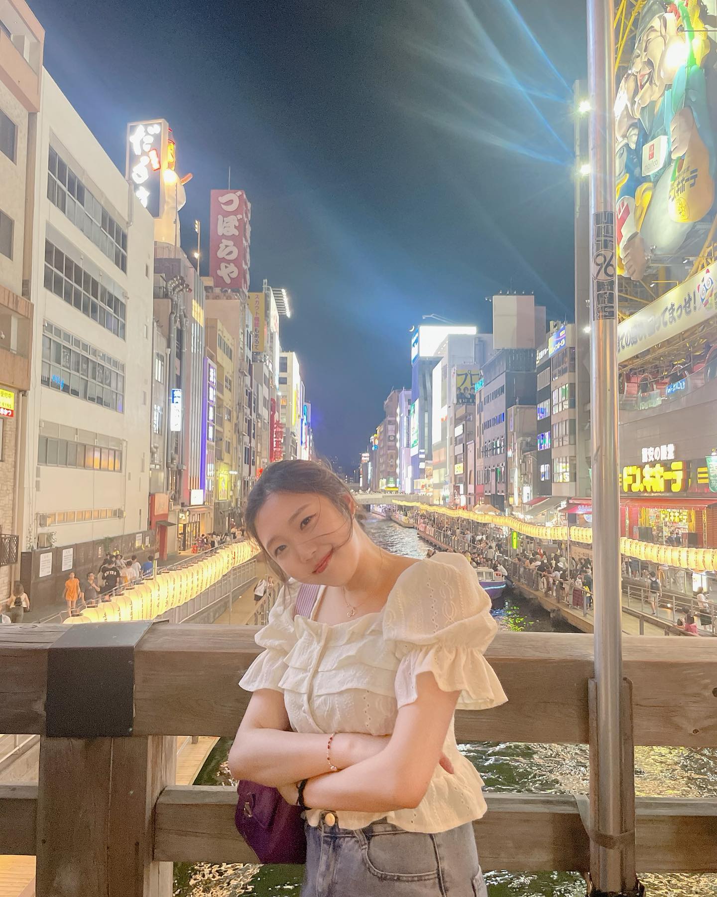 오빠 내 사진 이쁘게 잘 찍고 있다며-_-
카메라 렌즈도 안 닦아서 뿌우우우옇고~
옆에 전봇댄지 뭔지 회색 봉도 있고 ~ 
언제쯤 사진 실력이 늘까요? 
보통 2년차 정도 되면 늘지 않나....😵‍💫😵‍💫