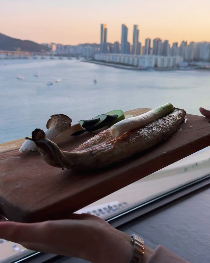 #협찬 광안리 드론쇼 보면서 통통한 장어 먹을 수 있는 오션뷰 맛집 🎇eel_taesan 

태산장어에서 강화도 갯벌장어 먹고왔어요 🎣 장어도 엄청 통통해서 꼬소하면서 담백해요.. 같이 나오는 다양한 밑반찬들은 메인급이었는데요. 제철 가리비와 전복 육회 진짜 대박 👍🏻👍🏻 식사로 주문한 장어탕과 라면도 신선한 전복과 해산물이 가득! 후식으로 오미자차와 메론 오렌지 방토도 준비해주셨어요. 프라이빗판 룸에서 장어도 모두 구워주셔서 프라이빗하게 즐길 수 있어요. 

🔖TIP
2시간 이용가능하니 드론쇼 시간에 맞춰서 예약하시면, 17층에서 편하게 장어먹으며 드론쇼 감상 가능해요💛
오션뷰 룸으로 예약하기🌊(오션뷰룸만 창문이있어요)

▫️운영시간
11:30 - 23:00
22:00 라스트오더

▫️전화번호
051-757-8211

📋예약 - 캐치테이블

#광안리해수욕장 #광안리맛집 #부산장어 #태산장어 #드론쇼
