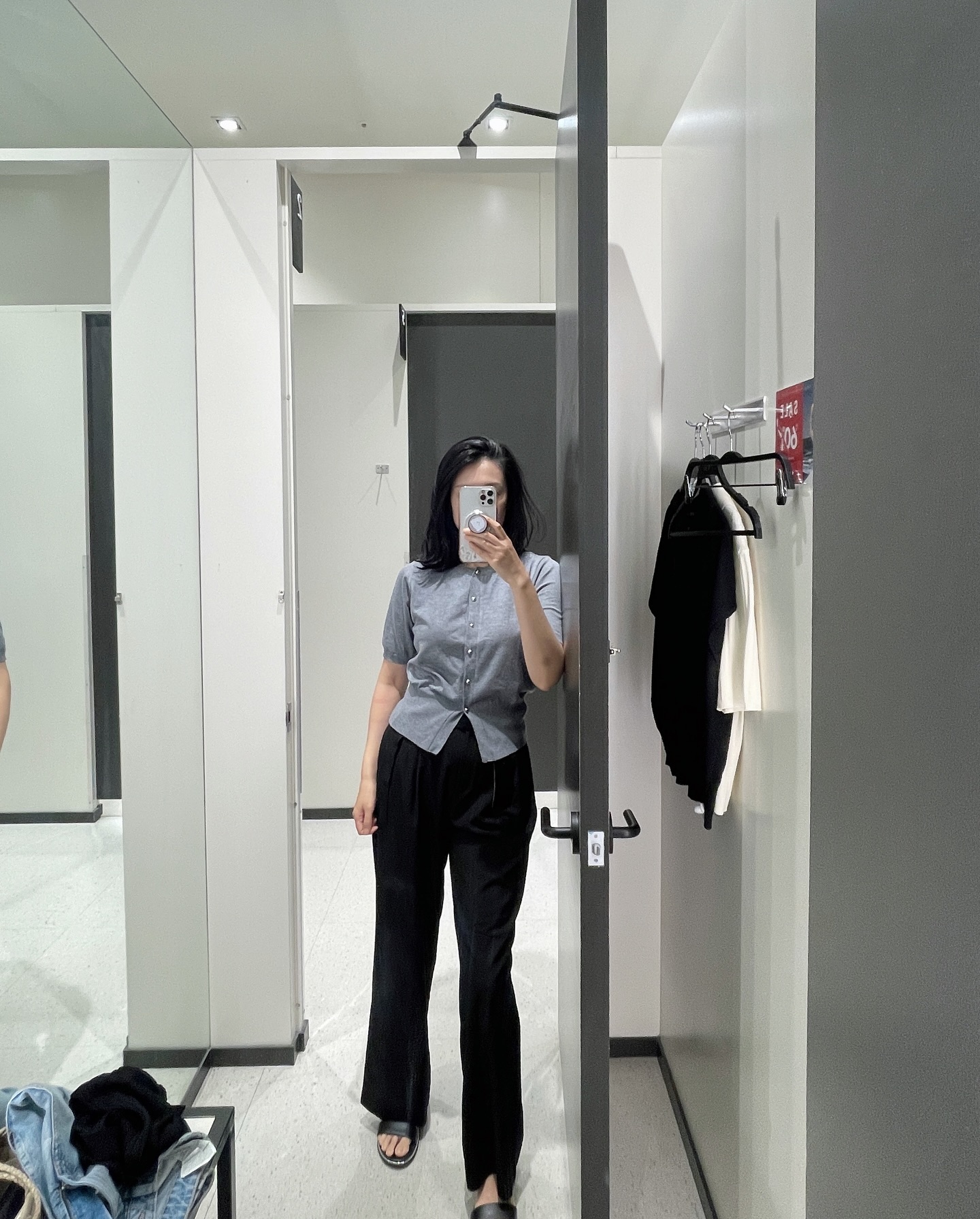 ✩

쇼핑몰 가기 무서운 요즘 ㅋㅋ
곳곳엔 여름 세일이 진행중이다 😍😛

점점 온라인보단 오프라인 쇼핑이 좋다. 
내 몸 가늠을 못하겠음. 죄다 짧고 죄다 낑겨…

옷장을 보니 티셔츠랑 허벌허벌 옷만 있길래
점잖게 입을 옷 저렴쓰하게 고르고
이제 곧 올 #자라세일 기다리기 🤗
