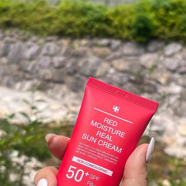 @_g__aaaaaaaaaaaa on Instagram: "❤️ . #광고 한동안 계속된 피부 뒤집어짐 때문에 뾰루지가 올라와서 피부과만 한 달 넘게 다녔다가 알게된 메디큐브 ✨ 등산갈때 사용했는데,적당히 촉촉하고 땀